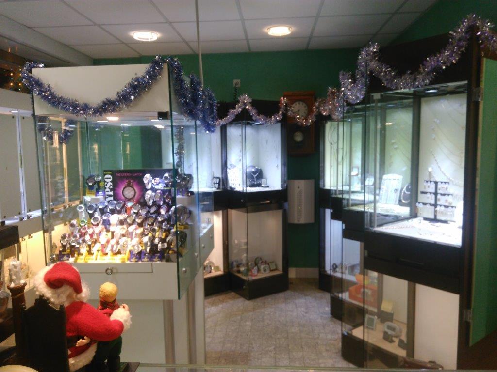 cause retraite Vend ou( loue avec promesse d'achat sur 3 ans) fond de commerce horlogerie bijouterie situé dans l’Eure a conches en ouche 27190 village en pleine expansion dans immeuble rénové avec atelier sur place et arrière boutique, possibilité d’appartement au dessus du magasin
 Avec coffres fort et alarme au normes .
. informatique avec logiciel bijou 3  a voir nouvelle mise a jours
 9 vitrines intérieur + 3 vitrines tournante Et 4 vitrines de façade ,2 comptoirs placard avec tiroirs et étagères
Matériel : machine Gravograph pour graver plaque, bijou, timbale et rond e serviette, avec 5 jeu de lettres et machine a affûter les fraise . Machine a graver les alliance
Cuve a ultra son pour nettoyage bijou et horlogerie . machine a polir centrifugeuse OTEC
Potence pour ouvrir les montres+potence pour poser les verres et fermer les boite de montres etc.…..clientèle existante réussite assuré si sérieux zone chalandise seul pour 10000 habitant
aide a la reprise avec accompagnement d'ouverture.
Pour tous renseignement Tel :06 72 89 89 89