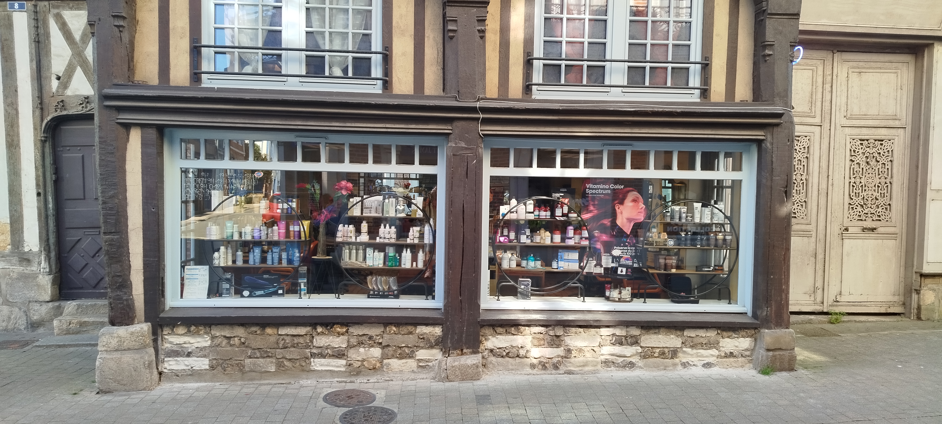 A céder cause retraite , fond de commerce , situé en centre ville dans un bâtiment historique. D'une superficie de 30 mètres carrés plus annexe et cave. II dispose de huit postes de coiffage et de trois bacs a champoing avec une annexe et une cave . 
Très convivial, une clientèle fidèle.
Le cadre est lumineux et élégant et bénéficie d'un emplacement privilégié , combiné à l'authenticité du bâtiment apporte un charme unique qui séduit immédiatement.. Tenu depuis plus de vingt cinq ans avec un chiffre d'affaires stable supérieur à 100k€.
1 employée .
Possibilité d'accompagner quelques temps la personne intéressée .
Salon en place depuis plus de 70 ans .
Le loyer est de 865 euros .