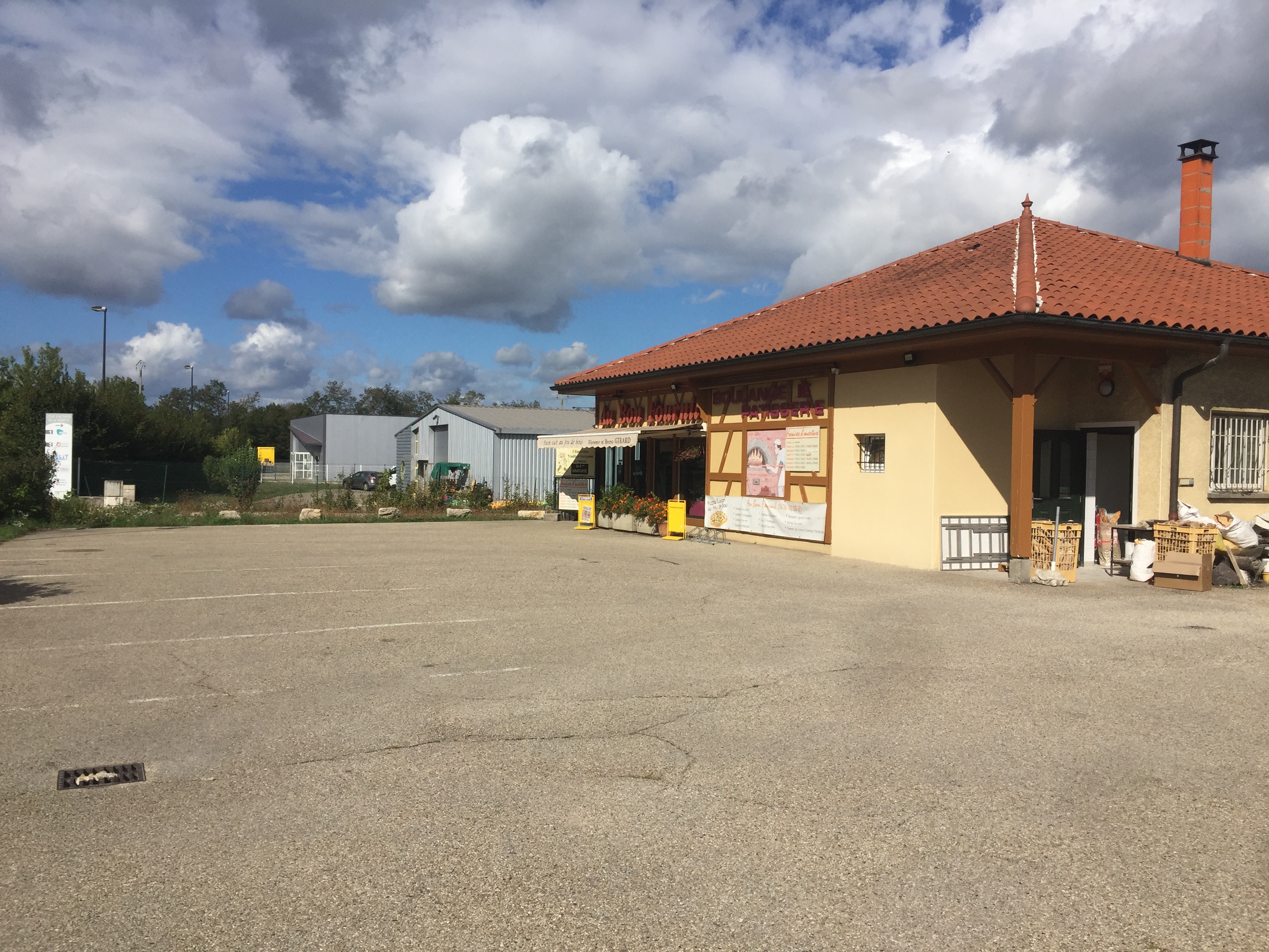 Fond de commerce d'une boulangerie familiale situé en zone artisanale sur la commune de Tossiat dans l'Ain.  construite en 2002 d'une surface de 196 m².

Fort potentiel d'extension avec un grand parking privatif sur le devant du magasin, terrain constructible sur le pourtour du bâtiment et proche de l'autoroute Sortie Bourg Sud. 
Fort d'une expérience de plus de 20 ans, ce commerce affiche un chiffre d'affaires H.T. de 186 000 €, témoignant de sa solidité et de son potentiel. 
De plus, une possibilité de vente des murs est envisageable sur demande.

Le magasin a été rénové dernièrement avec de nouvelle banque réfrigérante et tout le bâtiment est climatisé. 
L'espace à l'arrière se distingue par une partie cuisson et un espace laboratoire avec deux chambres froides.