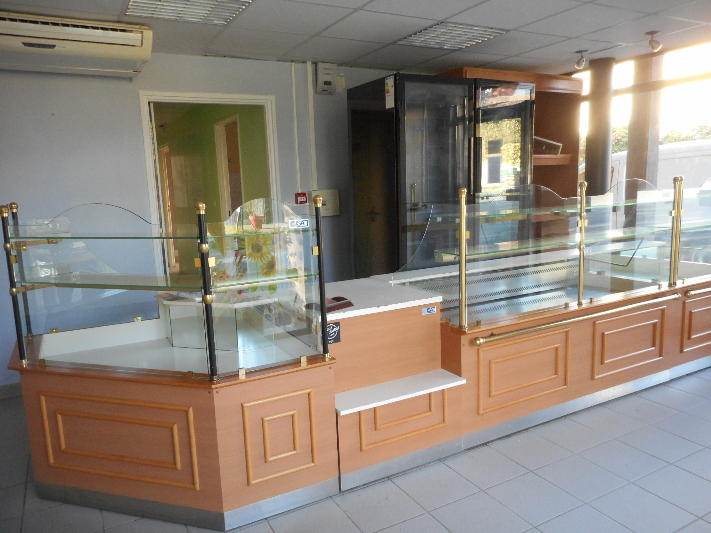OFFRE DES COLLECTIVITÉS - BOULANGERIE-EPICERIE - SECTEUR NORD OUEST CREUSE - FRESSELINES - Vous rêvez d'entreprendre dans un cadre de vie exceptionnel ?

La commune de Fresselines, village touristique emblématique de la Vallée de la Creuse, recherche un porteur de projet pour exploiter une boulangerie-épicerie idéalement située au cœur du bourg.

✅ Local récent et fonctionnel

✅ Aménagements modernes et prêts à l'emploi

✅ Loyer modéré

✅ Aucune reprise de fonds de commerce

Situé à proximité immédiate de l'Espace Monet-Rollinat, de Micro-Folie, du camping communal et des autres commerces du village (bar-restaurant, salon de coiffure), cet établissement bénéficie d'un environnement attractif et d'une fréquentation touristique reconnue.

Que vous soyez boulanger, artisan-commerçant ou porteur d'un projet associant commerce de proximité et services à la population, toutes les propositions seront étudiées avec attention.

Contact : Mairie de Fresselines - Tél. : 05 55 89 70 46 - @ : mairie@fresselines.fr

- Les plus :

Démarrage immédiat possible

Affaire située en Zone FRR (France Ruralités Revitalisation) ouvrant à des exonérations fiscales et sociales.