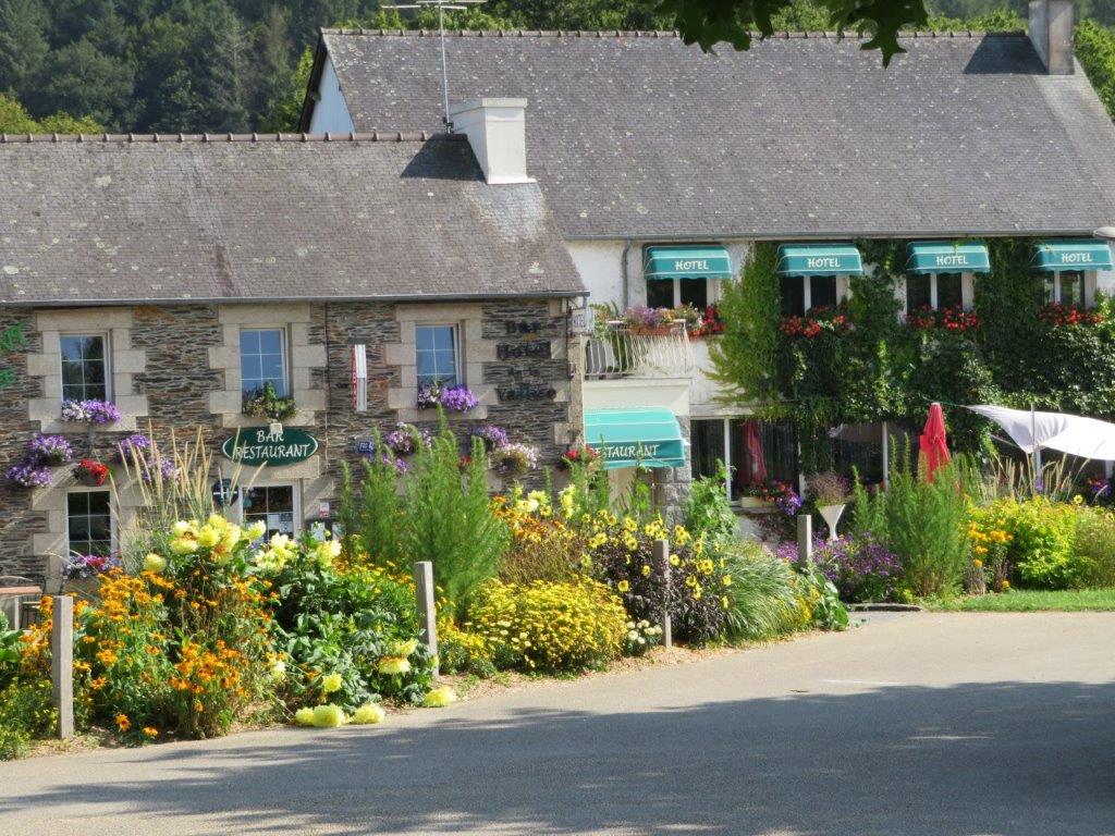 Petit bourg du centre Bretagne cherche son futur restaurateur.

Gros potentiel pour ce commerce situé en plein dans le bourg de 350 Habitants. Avec ces 7 chambres, ces 3 salles, son bar tabac presse locale vous aurez de quoi imaginer un commerce qui vous ressemble.
Saint Gilles Vieux Marché, commune du centre Bretagne située à 10 minutes du beau lac de Guerlédan et à 1h des côtes nord et sud a de quoi séduire avec ses 4 fleurs et sa fleur d’or en 2022.
Malgré sa petite taille c’est un bourg très dynamique avec des associations actives.
Nous recherchons donc quelqu’un de motivé, voulant créer un commerce dynamique au cœur de notre bourg. Si vous pensez être cette personne n’hésitez pas à nous contacter soit par mail ou par téléphone nous nous ferons un plaisir de vous donner plus d’informations.