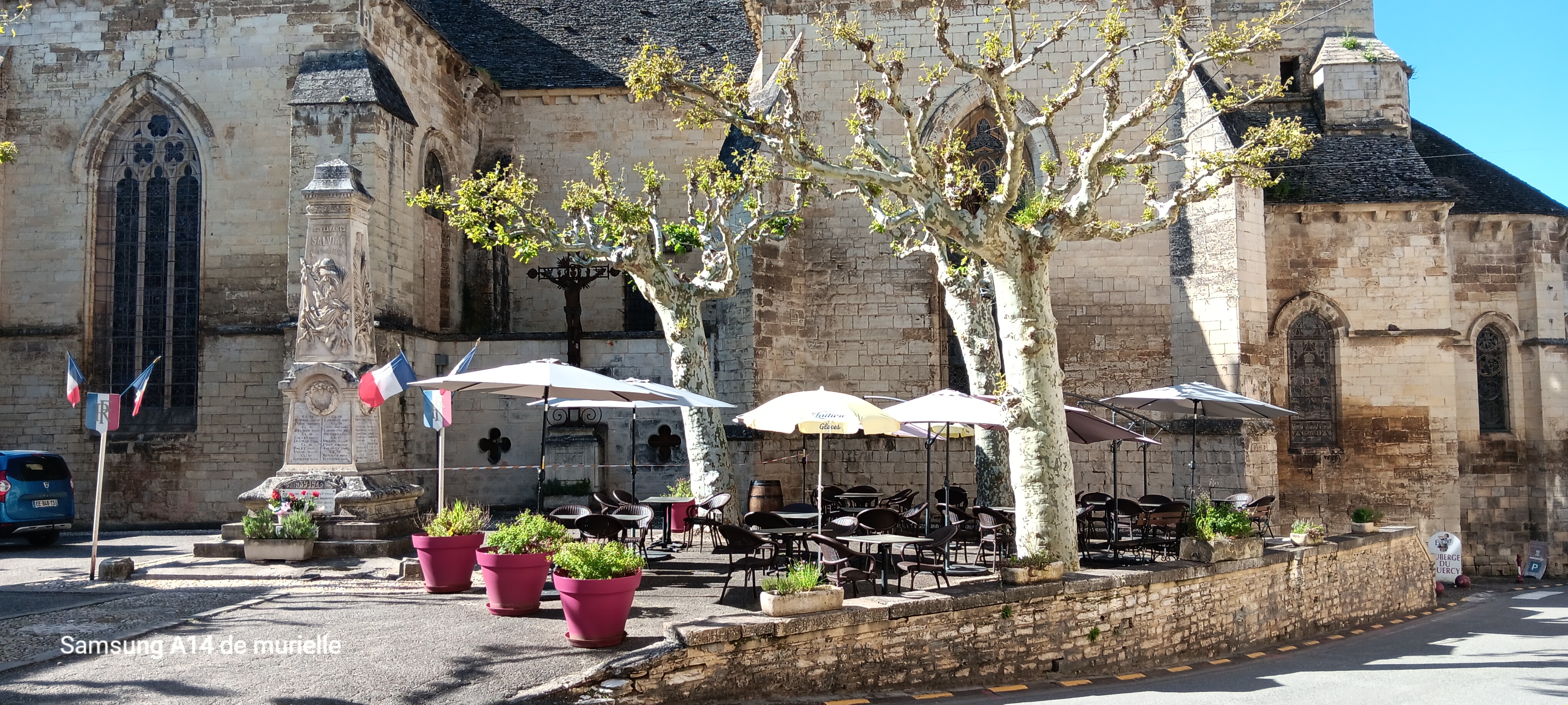Idéalement situé avec un bel emplacement et un fort potentiel, découvrez cet ensemble immobilier commercial offrant une excellente opportunité de reprise et de développement.
​Prix des murs commerciaux : 210 000 € ​Investissement total : 280 000 € 
Ventes indissociable des murs.