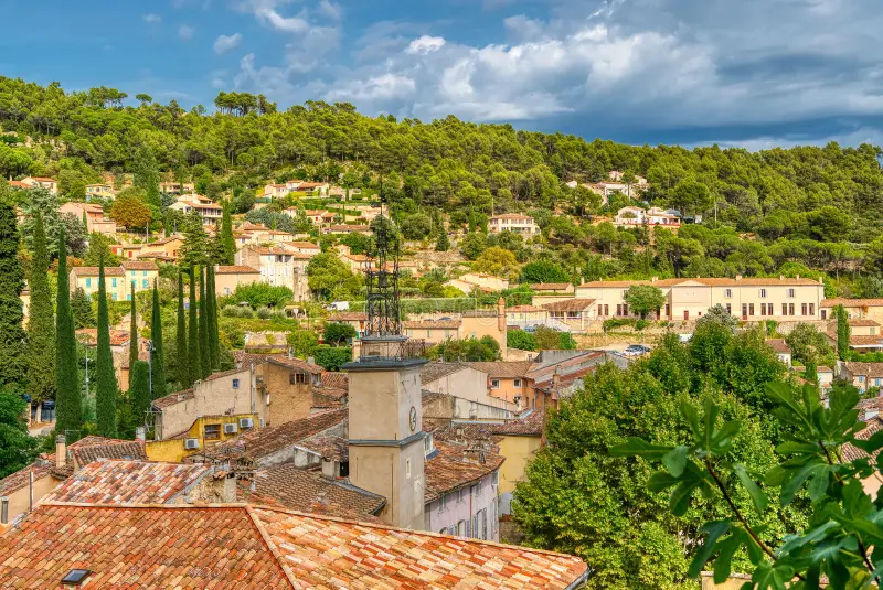 Capitale de la Provence Verte et sous-préfecture du Var, Brignoles compte 17 846 habitants et rayonne sur un bassin d'environ 100 000 habitants (28 communes de l'Agglomération Provence Verte), à moins d'une heure d'Aix, Marseille et Toulon par l'A8. Services publics, hôpital, lycées, parc d'activités Nicopolis et marché du samedi y attirent une clientèle quotidienne, et la ville rénove son centre ancien grâce au programme Action Cœur de Ville depuis 2018.

Le local : 59 m² refaits à neuf au 18, avenue de la République, sur une rue passante du centre historique : 2 pièces, WC avec point d'eau, débarras, vitrine avec volet roulant et bandeau d'enseigne, bus à 1 min (place Clemenceau) et parkings publics à proximité.

Conditions : 500 € HT/mois + 50 € de provisions sur charges (TVA en sus, sauf professions libérales), taxe foncière à la charge du locataire, bail dérogatoire possible puis bail commercial 3-6-9, location en direct sans frais d'agence.

Activités recherchées : commerce de proximité ou spécialisé, artisanat, beauté et bien-être, profession libérale ou bureau de service.

Accompagnement : financé par la Région Sud et Bpifrance et animé par Initiative Var, le dispositif offre un accompagnement personnalisé, des ateliers collectifs, un prêt d'honneur à taux zéro, une mise en relation avec les banques, un suivi sur 3 ans et une aide à la communication au lancement.

Candidatures du 1er octobre au 15 novembre 2026, comité de sélection en décembre 2026. Contact : Sanoussi ISSA, Initiative Var – 07 71 57 55 74 – s.issa@initiative-var.fr