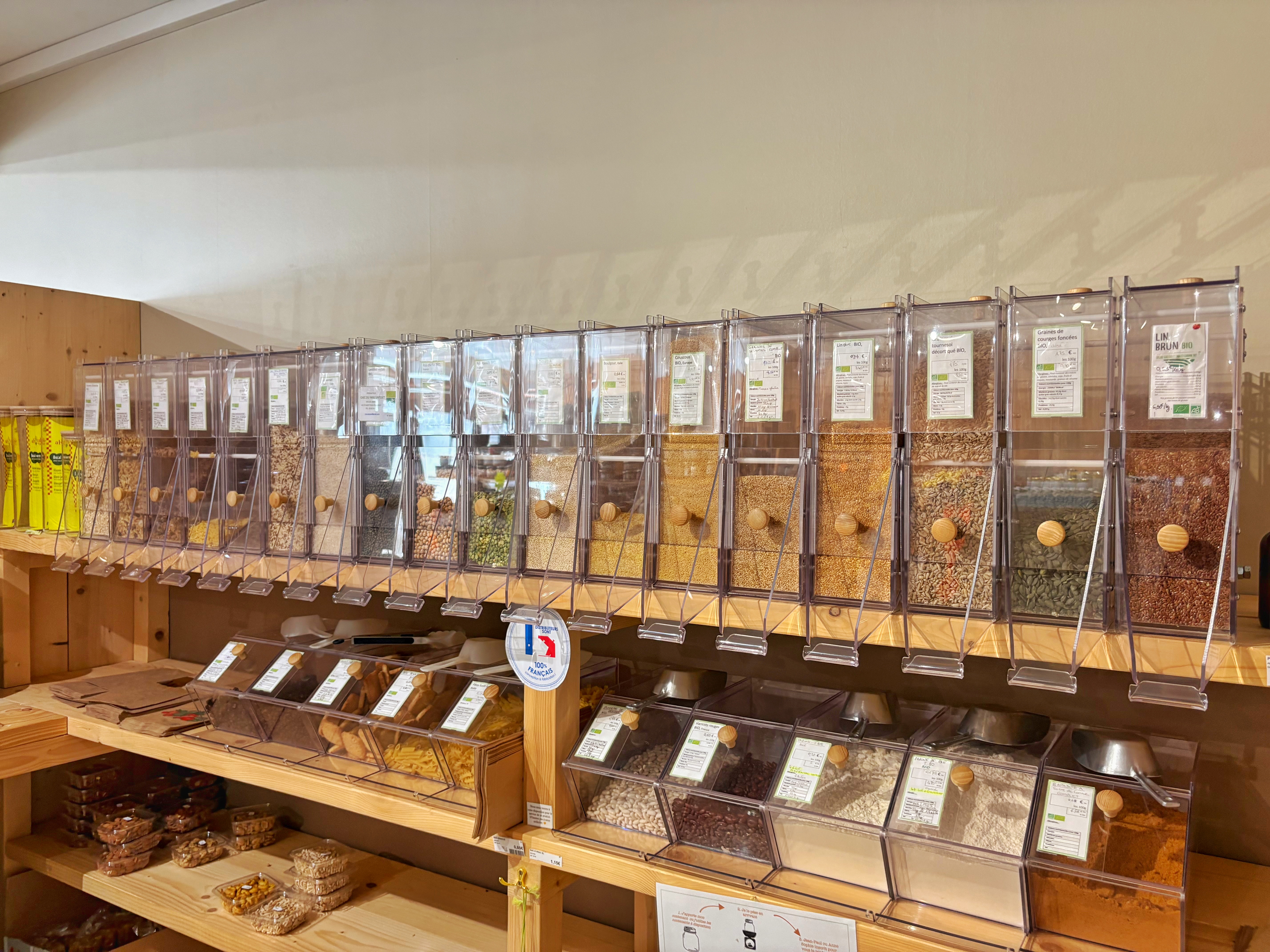 A vendre fond de commerce d'une épicerie.
Epicerie indépendante située dans un village touristique en ZRR sur l'axe Cahors-Villeneuve.
Nous avons mis l'accent sur la vente de produits locaux de qualité très appréciés par notre clientèle (fruits, légumes, crèmerie, charcuterie, viande, vins, bières, café, thé, divers produits d'épicerie fine, vrac alimentaire, vrac ménager). Nous travaillons en circuit court avec de nombreux producteurs locaux.
Le lieu est convivial, agréable à vivre. La clientèle est essentiellement locale, fidèle, elle est aussi touristique.
Surface de magasin : 100m², surface de la réserve : 50m², surface de la cave : 100m² , chambre froide : 15m², un labo de 7m².  Trois vitrines réfrigérées, un congélateur. L'épicerie est bien entretenue et le matériel est en très bon état.

Ce fond est vendu clés en main. Un accompagnement à la reprise est possible selon vos besoins.