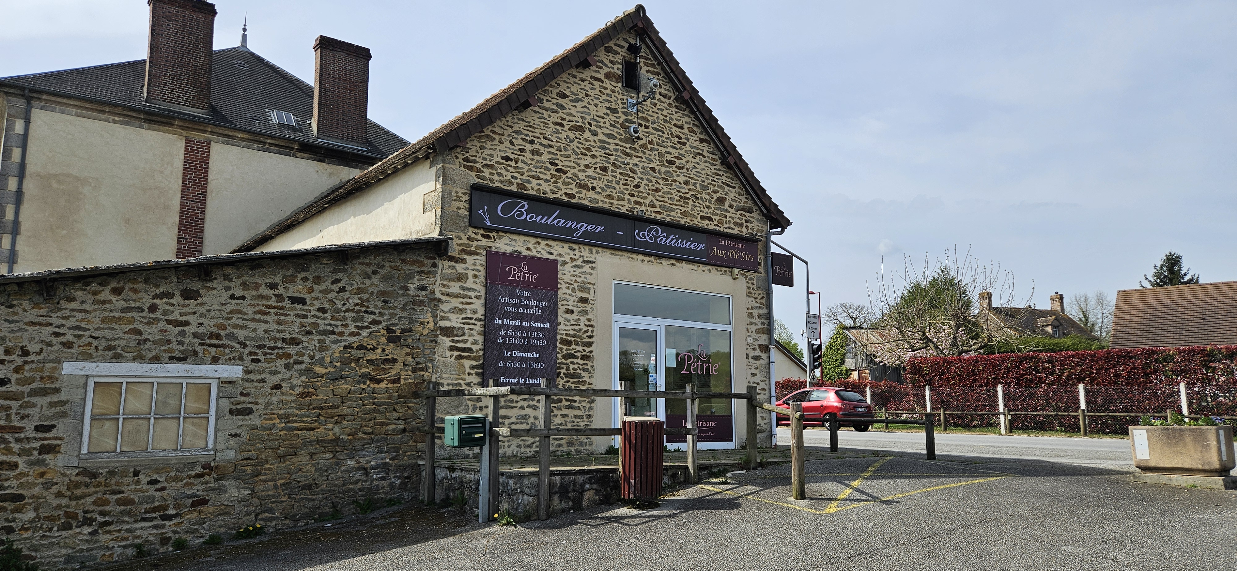 Boulangerie Pâtisserie à reprendre dans notre village sur route très passante entre Alençon et St Pierre des Nids (RD1)
Parking devant la boulangerie
Espace de vente équipé
Un appartement situé au dessus de la boulangerie (2 chambres, Salle à manger, cuisine, salle de bain) compris dans le bail.
Loyer 950€ par mois