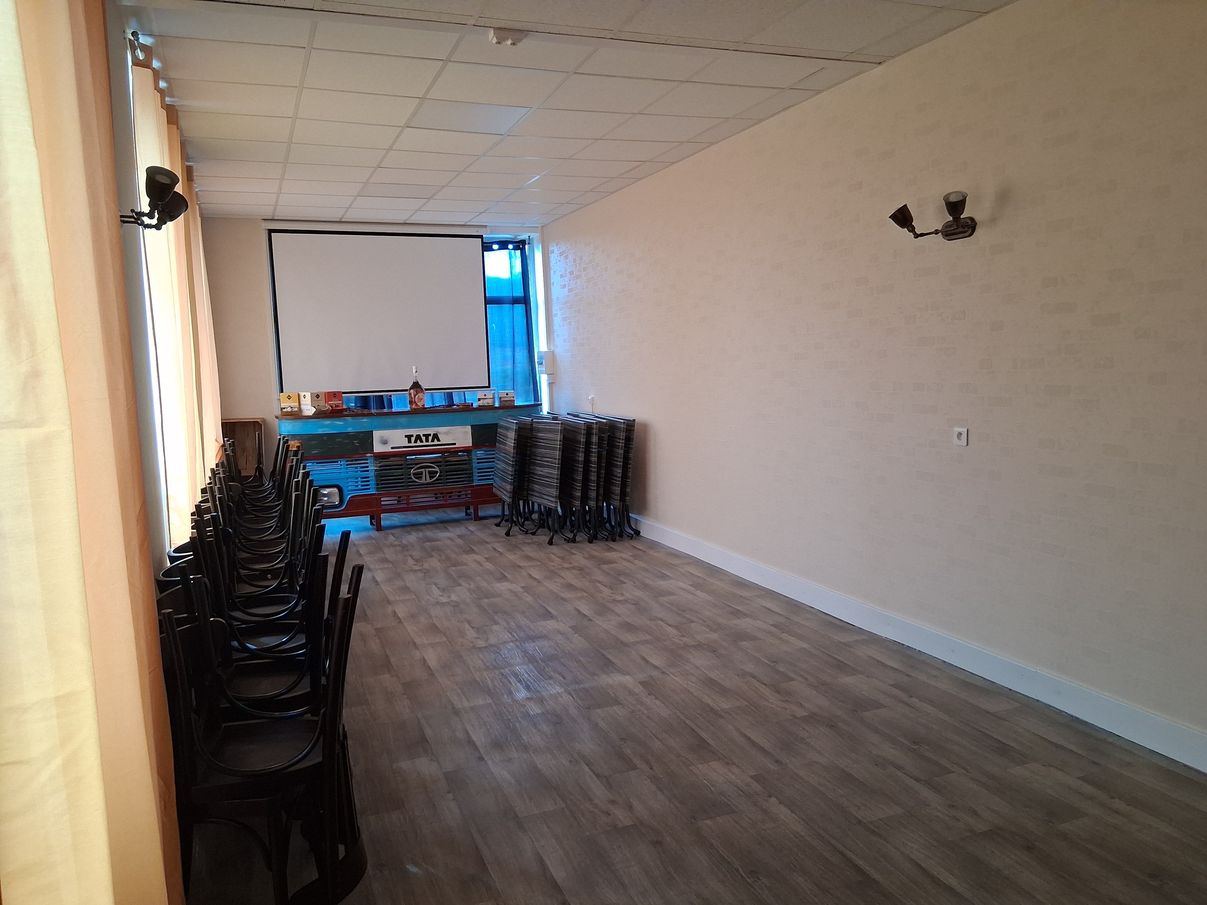 URGENT : La commune de Larodde (63) cherche un cuisinier pour gérer et tenir son auberge, bar, restaurant.
Logement sur place. 

Café restaurant : Le local comprend au rez-de-chaussée : une entrée, une salle de bar, une salle de restauration, une cuisine équipée, un wc, une cave.
A l’arrière-boutique : une chaufferie, la plonge, une cave, un garage-dépôt.

Logement de(s) exploitant(s) : La commune loue l’appartement situé au 1er étage aux gérants. Il est composé d’un accès par escalier, un couloir de 6.70 m², un séjour de 12 m², 2 chambre de 12 m², un salon, une cuisine, une salle de bain de 6.70 m² comprenant douche et lavabo, un WC de 2.50 m².

Présentation de la commune : La commune de Larodde est située sur le canton « Le Sancy », dans l’arrondissement d’Issoire. Elle s’étend sur une superficie de 23.04 km² pour 301 habitants.
La commune compte plusieurs associations : Comité des fêtes, Association de danse, Athlétisme club Artense, Sancy Artense Foot, Association Loisirs et Partage, Société de pêche, société de chasse, société de tir, association des parents d’élèves, Sancy Artense pétanque..
Durant la période estivale, la population se développe du fait d’une clientèle touristique fréquentant le barrage de Bort les Orgues. Il en va de même lors des week-ends et des périodes de vacances avec une occupation importante des résidences secondaires.
Durant la période hivernale, c’est les stations de ski qui attirent la clientèle (La Tour d’Auvergne et Chastreix Sancy situés dans un rayon de 20 kms, Besse, Super Besse, La Bourboule, Le Mont-Dore). Près de 23 gîtes/meublés sont loués à chaque période de vacances scolaires.