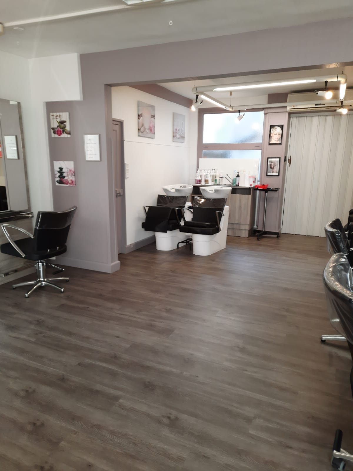 vends salon de coiffure 38 m2 refait à neuf, 4 coiffeuses, possibilité achat murs, appartement disponible à la location à l'étage.