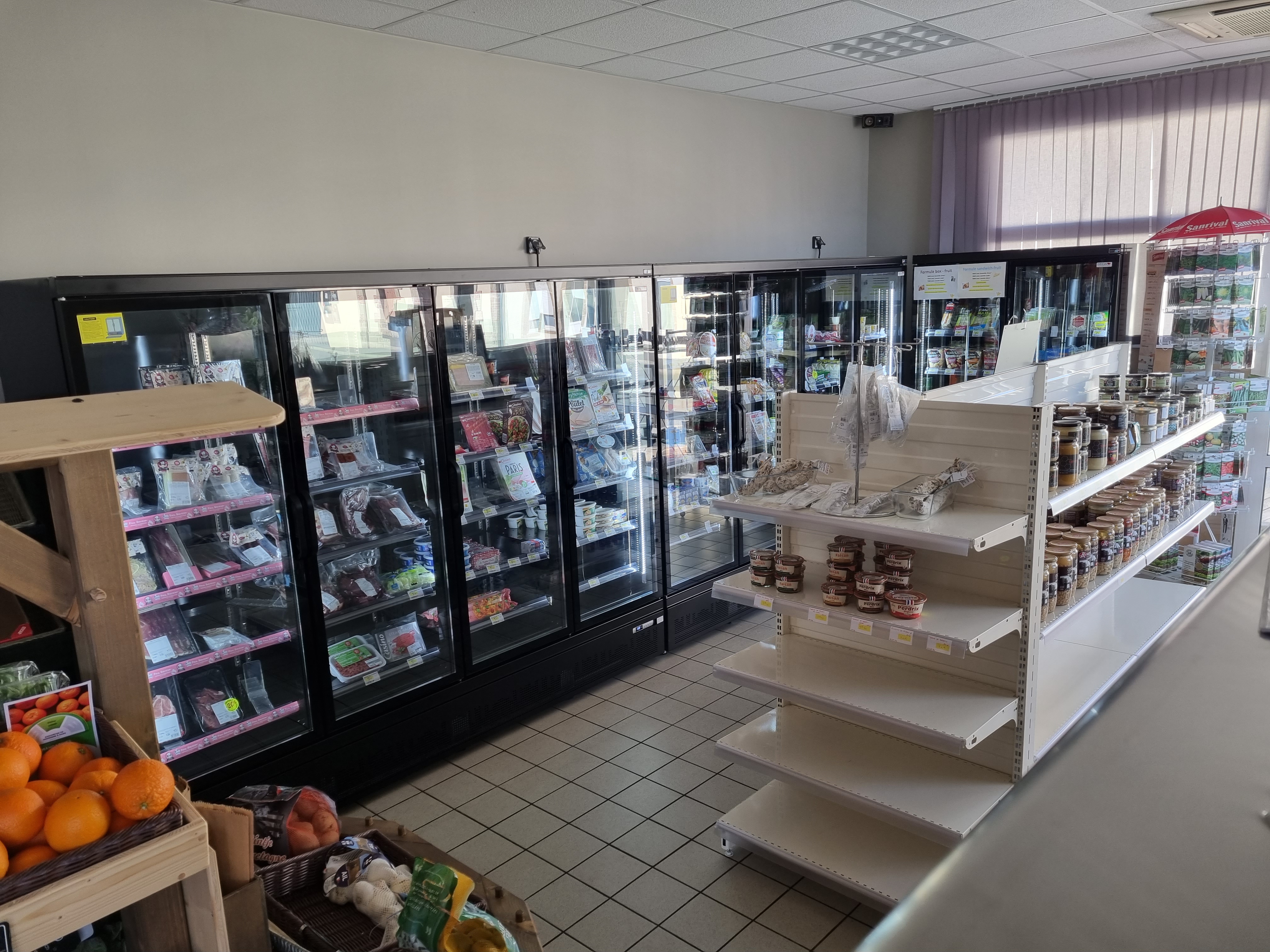 Magasin alimentaire le plus proche du Puy du Fou.
A 5 min de l’autoroute, Chambretaud est une commune  située dans le département de la Vendée, en région Pays de la Loire
Situé au cœur d’une zone rurale, ce magasin possède une grande façade visible et jouit d’un emplacement premium.
Il est entouré de commerces complémentaires, de logements saisonniers, des axes de transports en commun et se trouve au centre des activités touristiques.

Il bénéficie d’une activité saisonnière et locale.
Des places de parking se trouvent à proximité pour faciliter l’accès de votre clientèle à votre magasin.

Ce magasin refait à neuf possède une surface de 130m² parfaite pour proposer un large choix d’assortiment. 
Horaires d’ouvertures : 8h00-13h00 / 16h00-19h30 du mardi au samedi Hors saison / 8h30-12h30 le dimanche.

Parking, livraison à domicile, snacking, dépôt de pain, gaz, laverie. Aucun travaux à prévoir.

Le bien est à reprendre au prix de 70 K€ avec un chiffre d’affaires actuel à 304K€.
Le loyer annuel est à 6.48K€.