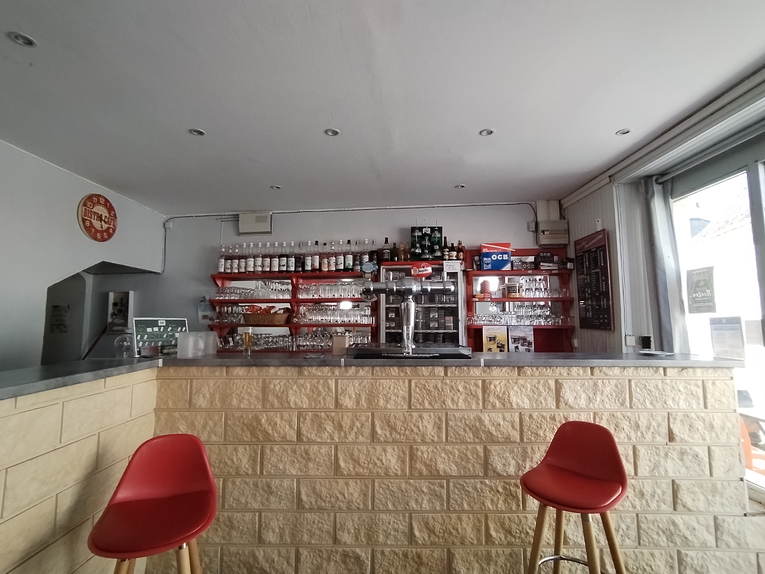 A vendre fond de commerce dans un charmant petit village de l'Indre : Obterre situé dans le Parc Naturel de la Brenne

Commerce multi activités : Bar, Tabac, Epicerie, Dépôt de pain

Village Dynamique at animé grâce à une vie associative très active (club de foot, comité des fêtes, comité de jumelage, marché de Noël, festival de musique...)
 
Possibilité de logement sur place
