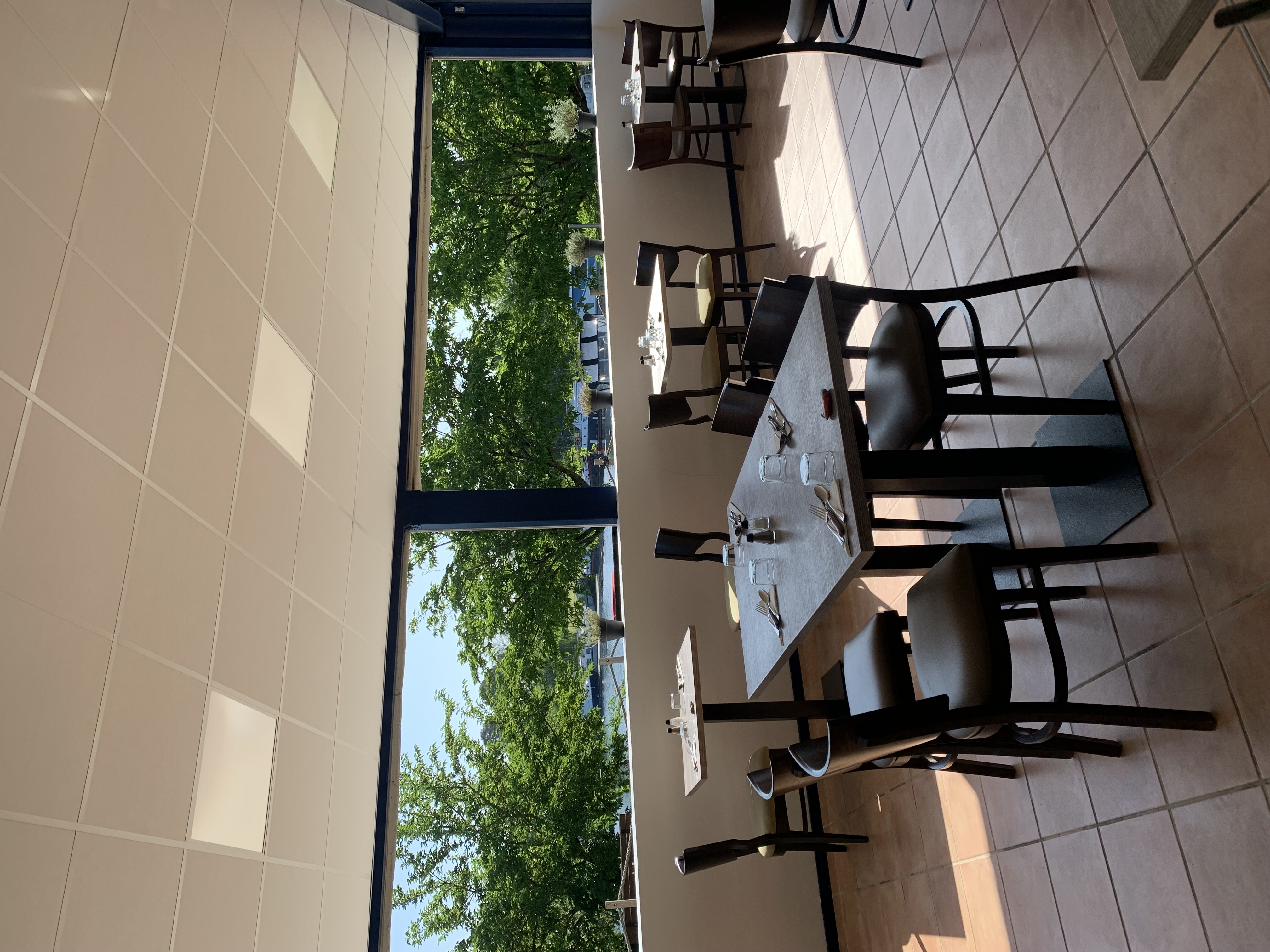 A vendre Fond de commerce Bar-Restaurant-Snack au coeur d'une halte nautique sur le canal des deux mers.
Offrez-vous une opportunité unique ! Situé dans un cadre idyllique sur la voie verte du canal, ce Bar-Restaurant bénéficie d'un flux constant de cyclistes, plaisanciers et touristes en quête d'une pause gourmande.
Les atouts :
Emplacement exceptionnel en bord de canal, face au port avec grande terrasse accueillante.
Clientèle diversifiée : locaux, voyageurs, évènements.
Cuisine entièrement équipée, espace bar convivial.
Potentiel de développement : soirées à thème, concerts, partenariats avec les activités locales, etc.
Surface totale de 600m2. Capacités de 85 couverts minimum en été.
Bail en cours.
Chiffre d'affaires stable avec potentiel de croissance.
Prix de vente : 198000€