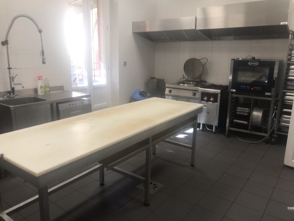 Roquebillière 06450 – Centre village.
Nombreux stationnements.
Commerce implanté depuis + de 100 ans.
Cession pour changement d’activité.
Surface de vente - laboratoire - lieu de stockage - bureau - cave - terrasse
Equipements :
Plusieurs chambres froides, vitrine réfrigérée, hachoir, machine à jambon, balance, caisse, rôtissoire, plonge, lave-vaisselle, cuve auto cuiseur, point de cuisson, four, divers rangements et étagères, vaisselles …
Très bonne clientèle.
Affaire à fort potentiel !
CA annuel moyen 4 dernières années : 390 000 € / an
Cession fond de commerce 95 000 €
Location des murs: 850 € par mois