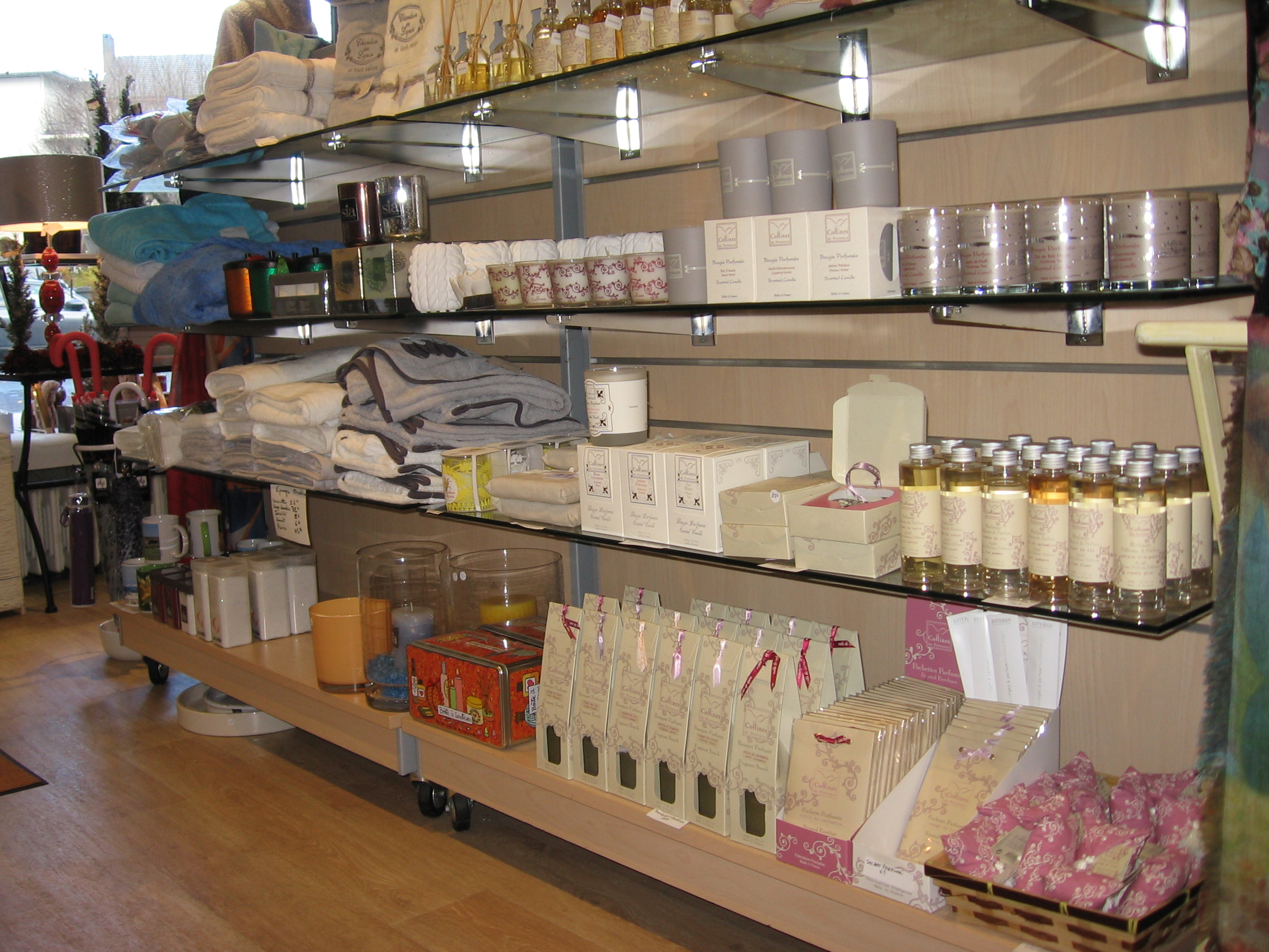 fond de commerce cadeaux, senteurs art de la table , 80 m2 avec 2 grandes vitrines ,cave ,2 réserves .très bien situé sur la place du village ,poximité presse boulangerie ,pharmacie ,et autres commerces ,possibilité autre activité sauf nuisances