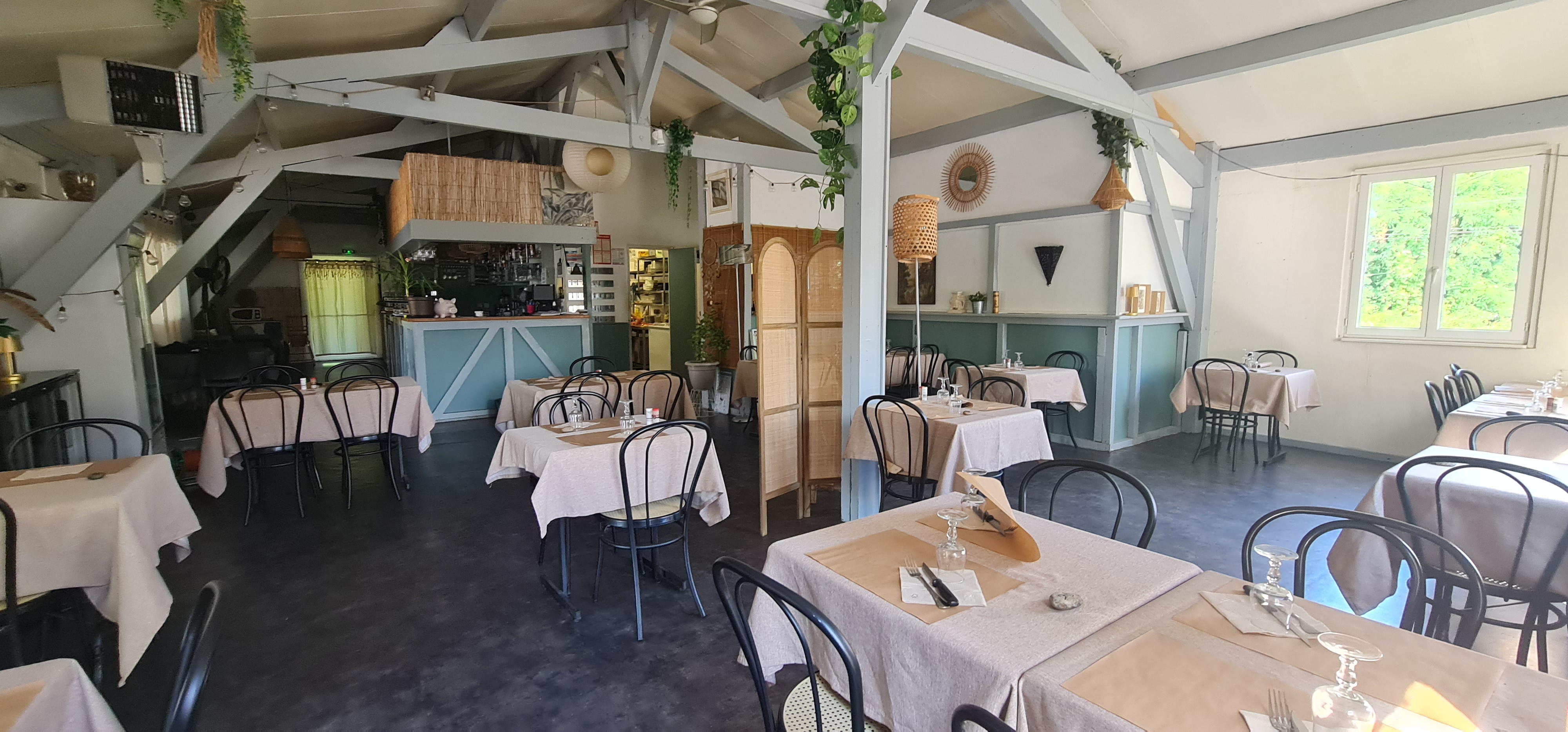 Dans la région, qui ne connaît pas La gabare ?!
Situé à Vayrac, ce restaurant familial a une très bonne critique sur différents sites et son chiffre d'affaire, déjà intéressant, est en continuelle progression. Actuellement il fonctionne avec 6 personnes (3 en cuisine et 3 au service).
Construit en 1979, il est en bon état et dispose d'une cuisine équipée avec entre autre un four mixte. Côté Bar, il bénéficie d'une pompe à bière, d'une machine à glaçons, d'un lave-verres séchant...
La salle de restauration de 60 couverts est très agréable et chaleureuse.
À l'extérieur, vous trouverez une terrasse couverte accueillante d'une capacité de 130 couverts et avec un coin salon conviviale.
Le sous-sol est un espace de rangement nécessaire. 
Implanté sur un beau terrain  de 2227 m² avec places de parking, il possède sa propre piscine pour profiter des journées ensoleillées. Vous apprécierez également le calme ambiant de la localisation. 
Situé au cœur de la nature, saisissez cette incroyable opportunité d'acquérir ce beau restaurant en bordure de Dordogne !