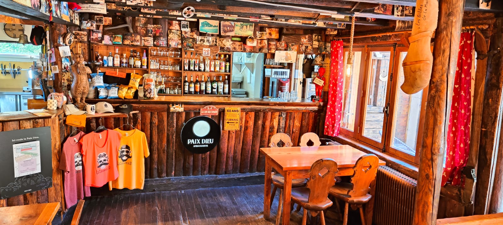 L'extase de pouvoir gérer un restaurant icônique tout en y vivant à l'année.
Dans une station qui investi actuellement pour une gestion 4 saisons, avec une réelle motivation de progression, ce mythique bar-restaurant se situe au plein milieu des pistes de ski, de Vtt et de randonnées. Accessible en ski, à pied, en véhicule et prochainement en télésiège cet établissement est un incontournable de la vallée de l'Ubaye.
Avec ses 300 jours d'ensoleillement par année vous jouirez d'un double logement de fonctionnement et d'un panorama à 360° sur les montagnes, la vallée, la faune et la flore. Chaque saison ayant son charme.
Situé à moins d'une demi-heure de la jolie ville de Barcelonnette, tous les commerces et services se trouvent à proximité.
Actuellement ce restaurant est géré par un couple et un chef (présent depuis plus de 25 années). Une aide est engagée uniquement les semaines de vacances scolaires.
L'entreprise developpe un chiffre d'affaire de 200000€ avec un EBE avoisinant les 40000€. Plusieurs pistes de développement sont envisageables.
Libre de fournisseur.
50 couverts à l'intérieur avec possibilité d'étendre à 115. Une grande terrasse orientée au sud avec possibilité de 80 couverts et une vingtaine de transats, le tout ombragé sous de grands parasols.
D'une superficie totale de 450m2 sur 3 étages, le sous-sol est réservé au stockage, frigos, congélateurs et salle de pause, le rez-de-chaussée pour la grande cuisine entièrement équipée, le bar, la salle de restaurant et un appartement de fonction de 65m2 avec salle d'eau et vue sur la vallée, le dernier étage comprend un deuxième appartement de fonction de 70m2 avec salle d'eau également.
Le prix demandé comprend l'immeuble, le fonds de commerce, les véhicules de fonction (Nissan navara, Hytrac à chenilles pour déplacements sur la neige, 2 déneigeuses et un quad 400cm3) et une servitude notariale (vendable pour une valeur de 115000€). Cette servitude vous assure l'impossibilité  pour un potentiel candidat d'exploiter un commerce de boissons et de restauration dans le seul bâtiment à proximité.
Le temps est venu pour les propriétaires actuels de prendre leur retraite et de laisser cette institution aux mains de candidats sérieux et ambitieux.