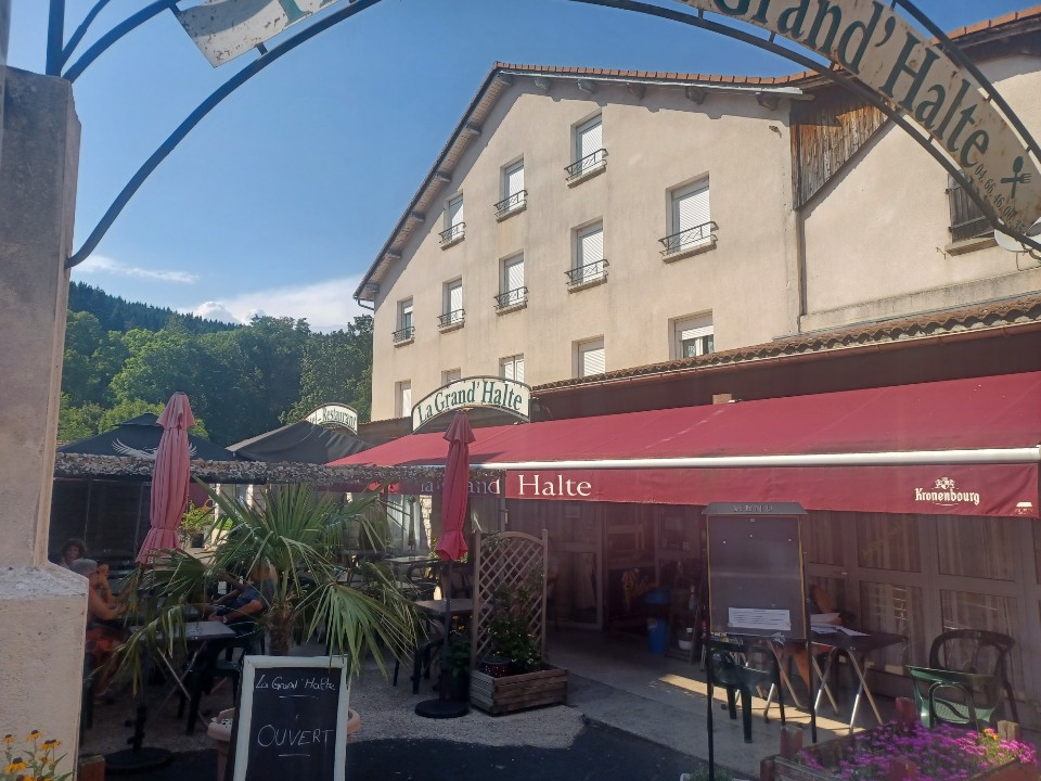 Hotel familliale situé dans un cadre naturel dans un petit village  LOZERE ARDECHE entourer de commerces ( Boucherie , épicerie, pharmacie quincaillerie , presse maison médicale et gare ) stevenson ,entourer de lacs et de montagnes et de marches , VTT , divers activités lies a la nature

L'hôtel de superficie de plus ou moins 1800M2
- 18 chambres donc 1 dortoire de 9 couchages (et une capacite de 52 couchages )
une capacite d accueil en restauration de 90 PERSONNES et une terrasse ombragé a souhait de 50 personnes
- une grande cuisine et une grande plonge
- parking privé
- parc à Anes ( randonneurs ) + étable
- garages personnel
- 1 appartement T5 PRIVATIF