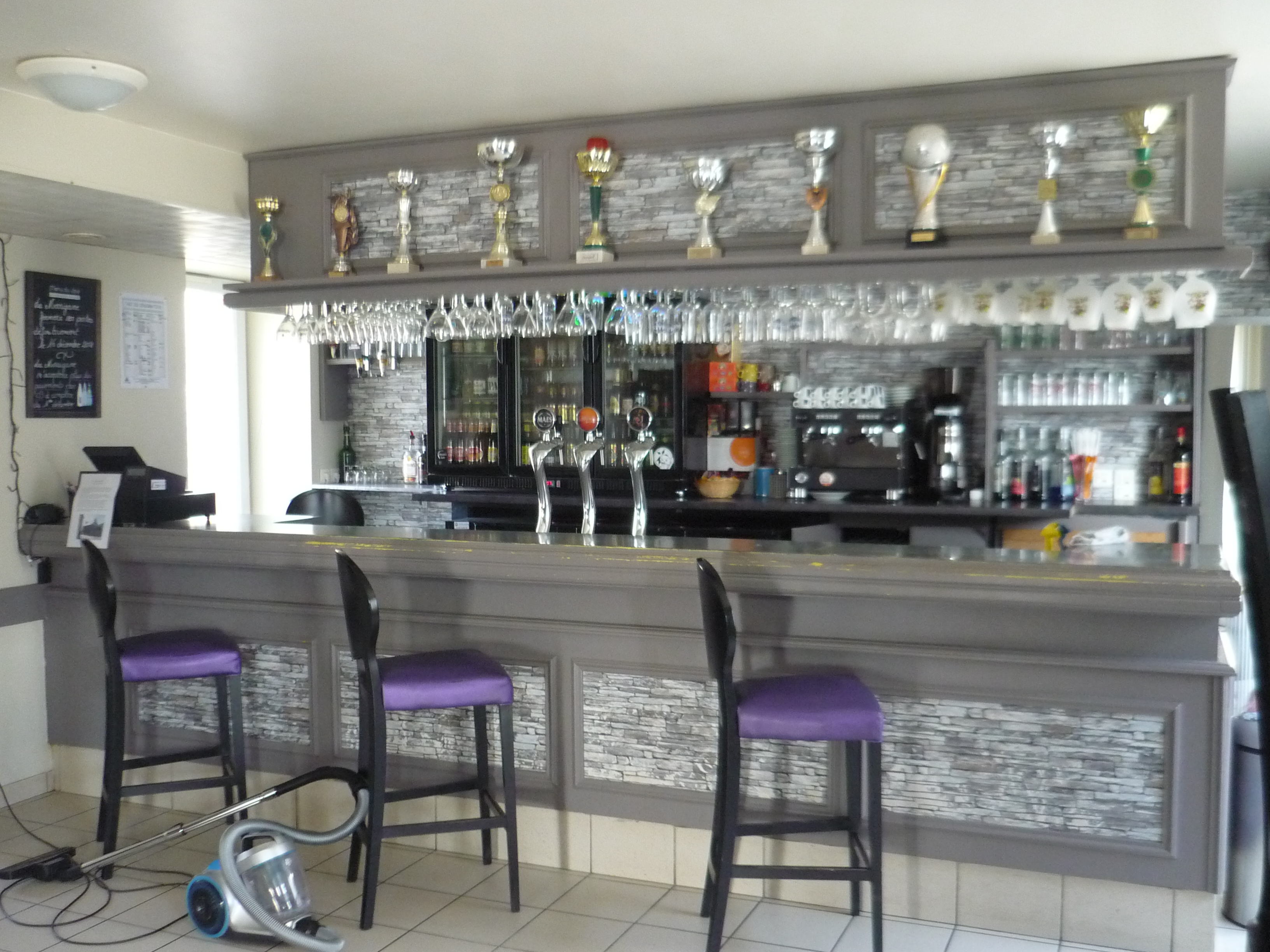 La Commune d’ALLINEUC (Côtes d’Armor) est à la recherche d’un locataire-gérant pour la reprise de son bar-restaurant, entièrement équipé, situé au cœur du bourg. Créé il y a plus de 20 ans, ce commerce possède une place importante au sein de la vie de la communale et associative.    

Il est proposé des murs commerciaux et d’habitation à louer. Le tout est composé d’un espace bar-restaurant de 150 m² et d’une cuisine de 30 m², aux normes ainsi que d’un appartement T3 de 60 m².
La commune est ouverte à toute proposition (ouverture en semaine complète, uniquement le week-end, restauration ou simple snacking…) tant que le commerce reste un lieu de convivialité.

La commune d’Allineuc possède un environnement naturel privilégié avec notamment son lac de Bosméléac. Allineuc est un village de 600 habitants au cœur de la Bretagne. La commune fait partie du territoire de  Loudéac Communauté Bretagne Centre, dynamique de par son soutien aux activités économiques