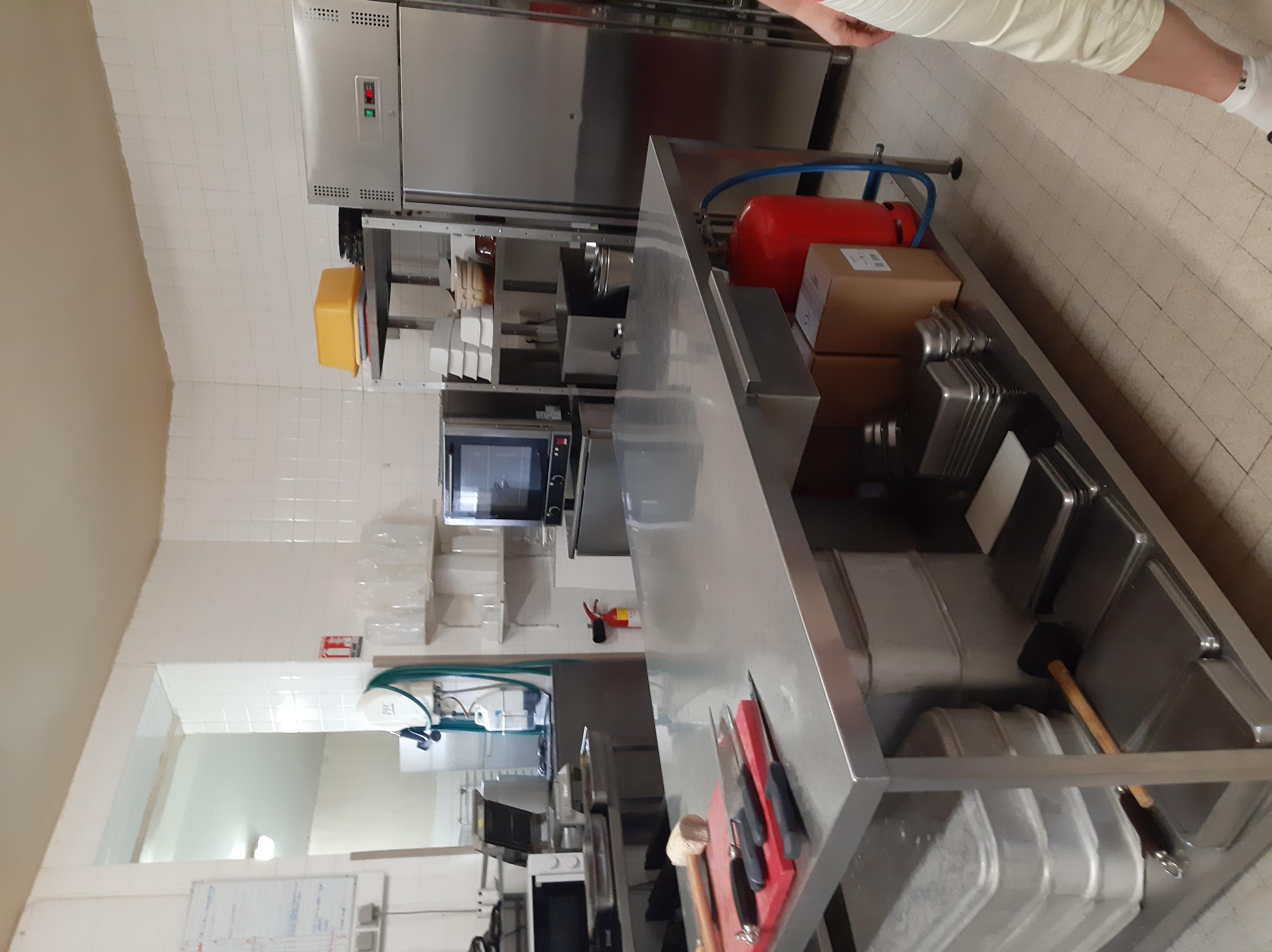 A vendre, pour raison de santé, après 26 ans d’exploitation, fonds de commerce de charcuterie traiteur situé en centre-ville de Sainte-Florine (43), dernier commerce de ce type dans la ville, (3283 hab + 3445 hab sur la commune voisine). 
Commerce très propre, sur 94m² (labo + commerce + cuisine), équipé de tout le matériel technique de production nécessaire (véhicule de livraison et cellule de refroidissement changés en 2025). Demande importante, accueil chaleureux et souriant, et produits appréciés (très bon avis google). Clientèle fidèle, particuliers et collectivités.
Activités : Charcuterie, traiteur, livraison de repas au domicile des personnes âgées.
Possibilité de développer une offre en boucherie, et l’activité traiteur pour des groupes, mariages, anniversaires…
Equipe composée du chef d’entreprise, de 2 ouvriers à mi-temps et ¾ temps, et d’un charcutier temps plein.
Idéal pour un couple de professionnels, avec maintien des 2 emplois temps partiel (transfert de compétences).
CA en progression (environ 270 K€)
Les murs sont vendus avec le fonds de commerce.
Prix du fonds de commerce : 60 K€
Prix des murs commerce + murs privés (Sous sol, RDC commercial + 2 étages de 145 m² en tout, habitables) : 140 K€
Contact : Nadine SALSON - tél : 07 84 20 83 49 - mail : nadine.salson@orange.fr