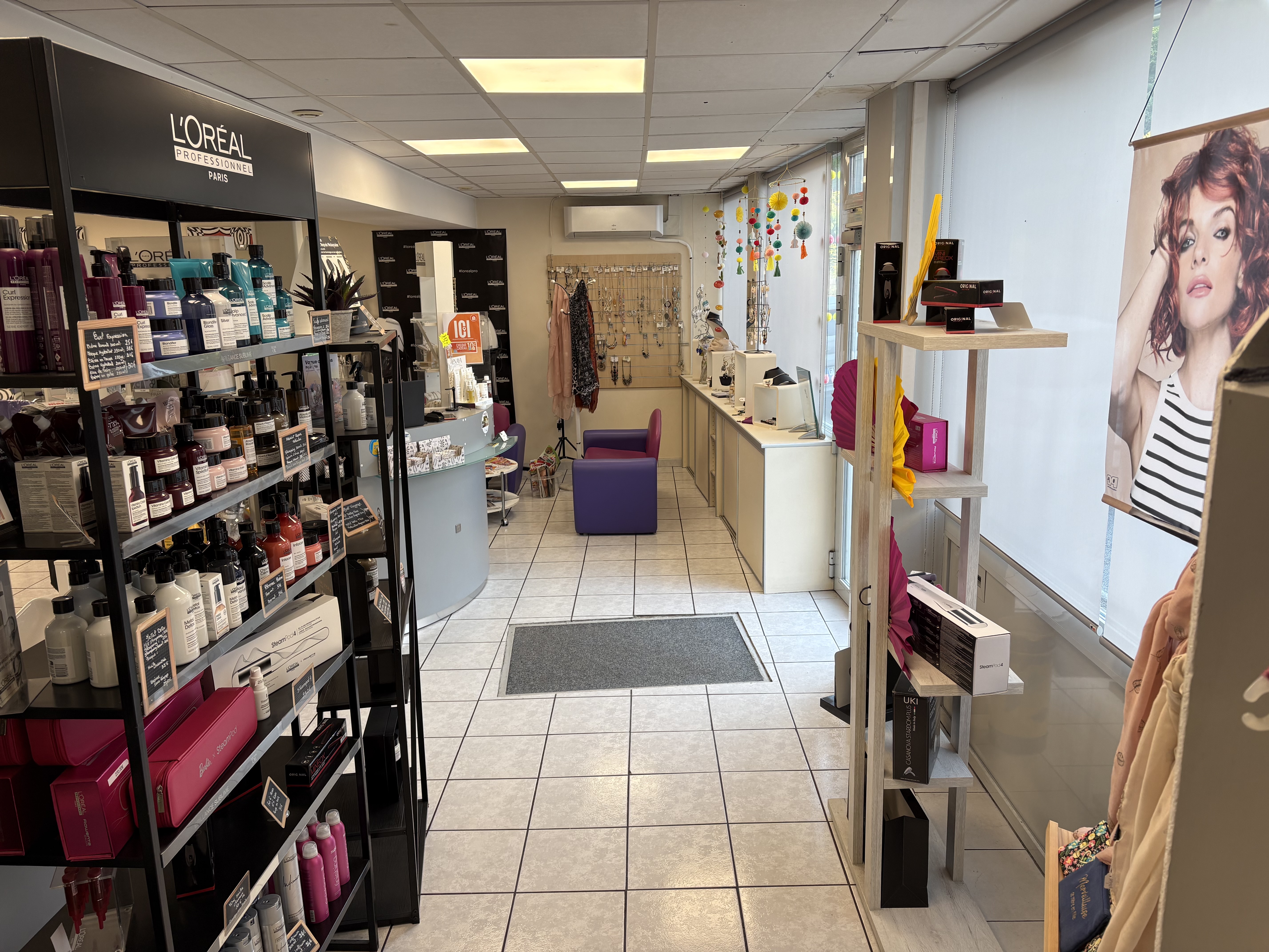 À vendre fond de commerce salon de coiffure 
Installé depuis 27 ans
Dans une zone dynamique centre ville
Ce salon bénéficie d’une clientèle fidèle 
Coiffure mixte hommes femmes enfants 
Chiffre d’affaires annuel 84000€
Local de 70M2
Bail 3,6,9
Loyer 600€ttc
Produits Loreal 
Prix de vente 45000€