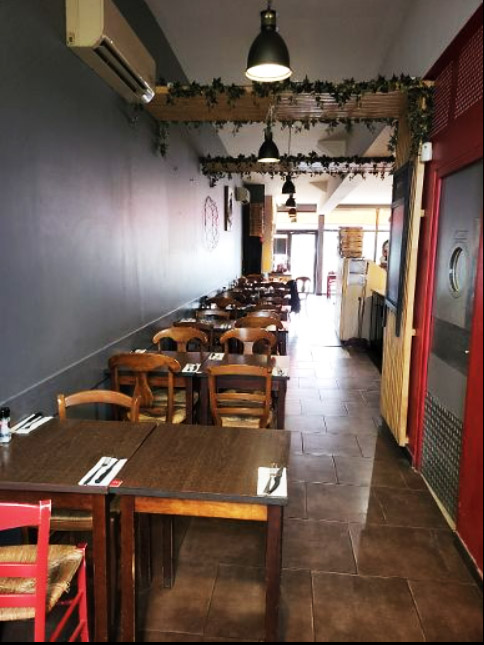 🍕 Pizzeria – Restaurant Traditionnel
Emplacement stratégique – Pérols (Occitanie)
Situé à Pérols, à seulement 5 minutes des plages et 10 km de Montpellier, cet établissement bénéficie d’un emplacement exceptionnel à fort flux toute l’année.
Implanté dans un secteur dynamique, il profite de la proximité immédiate de :
•	Parc des Expositions de Montpellier
•	Sud de France Arena
•	Ligne de tramway
•	Hôtel attenant de 80 chambres
Un environnement idéal combinant clientèle locale, touristique, professionnelle et événementielle.
________________________________________
🔹 Caractéristiques du Fonds de Commerce
•	Capacité totale : 114 places assises
o	56 places en salle (65 m²)
o	58 places en terrasse
•	Cuisine professionnelle équipée : 46 m²
•	Four à pizza professionnel
•	Licence Grand Restaurant
•	Matériel complet et opérationnel
•	Établissement clé en main
________________________________________
📈 Atouts & Potentiel
•	Emplacement stratégique rare
•	Exploitation immédiate sans travaux
•	Activité pizzeria & restauration traditionnelle
•	Fort potentiel de développement (événementiel, livraison, extension horaires, partenariats hôtel)
________________________________________
💰 Prix de cession : 360 000 €
Dossier complet disponible après premier échange.
Visites uniquement sur rendez-vous – confidentialité assurée.