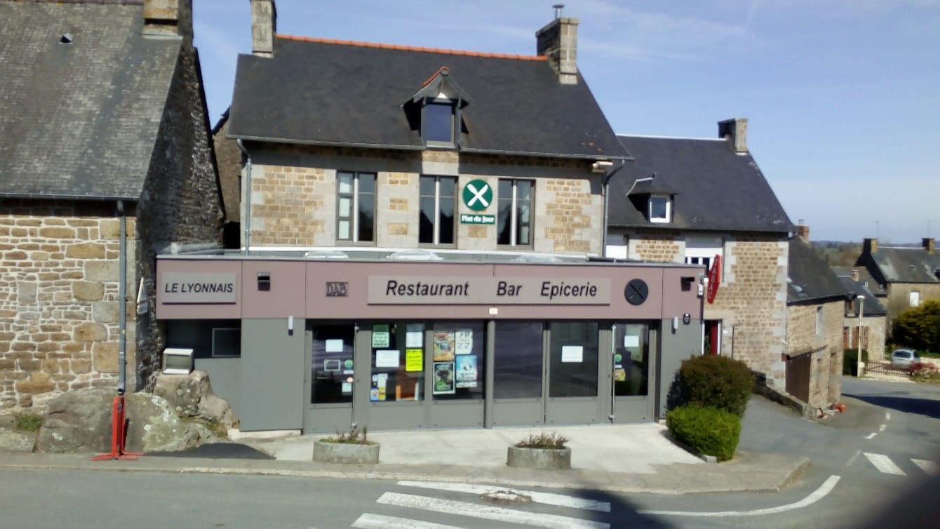 La commune de POILLEY  (4OO Hab.)est située en Ille et ViLaine (35), en région Bretagne. Elle se situe à proximité de l'A84, proche de Fougères (15 km), de St James (10 km), et du mont St Michel (30 km).
La commune recherche un.e candidat.e pour la location gérance d'un commerce multiservice restaurant,bar,tabac,épicerie rénové en 2017 dont l'enseigne est "Le Lyonnais".  L'activité principale étant la restauration, le locataire gérant disposera d'une cuisine professionnelle entièrement équipée. Un appartement T3 rénové en 2020, au dessus du commerce est réservé au futur exploitant.
A noter 3 types de projets peuvent être étudiés:
* location gérance simple
* location gérance avec option d'achat du pas de porte
* achat du pas de porte.
Pour une demande de dossier de candidature et pour tout renseignement privilégier le mail avec la référence "LE LYONNAIS".  mairie.poilley@wanadoo.fr
Le dossier de candidature complet devra être retourné pour le 16 janvier 2023.