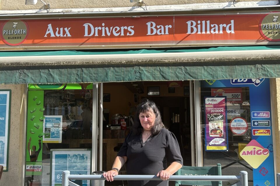 Au cœur du Perche, Bar-Pmu-Terrasse, un lieu au multiples possibilités ! 

Val-au-Perche est une commune dynamique du Perche, idéalement située entre Nogent-le-Rotrou et La Ferté Bernard. 

3 442 habitants et jusqu'à 4 096 habitants en zone de chalandise : une clientèle locale et touristique fidèle, au cœur de la vie du territoire. 

Les atouts : 
- vue directe sur la place
- rampe d'accès normes PMR
- stationnements face au commerce
- logement à l'étage : 2 pièces, salle de bain,  wc, grenier aménageable
- potentiel commercial : restauration, espace jeux, cuisine à prévoir
- 2 terrasses extérieures de 20 places et jardin à proximité

Plus de 70m² au sol avec salle, bar (PMU et Française des Jeux), salle de restauration jusqu'au 40 places.