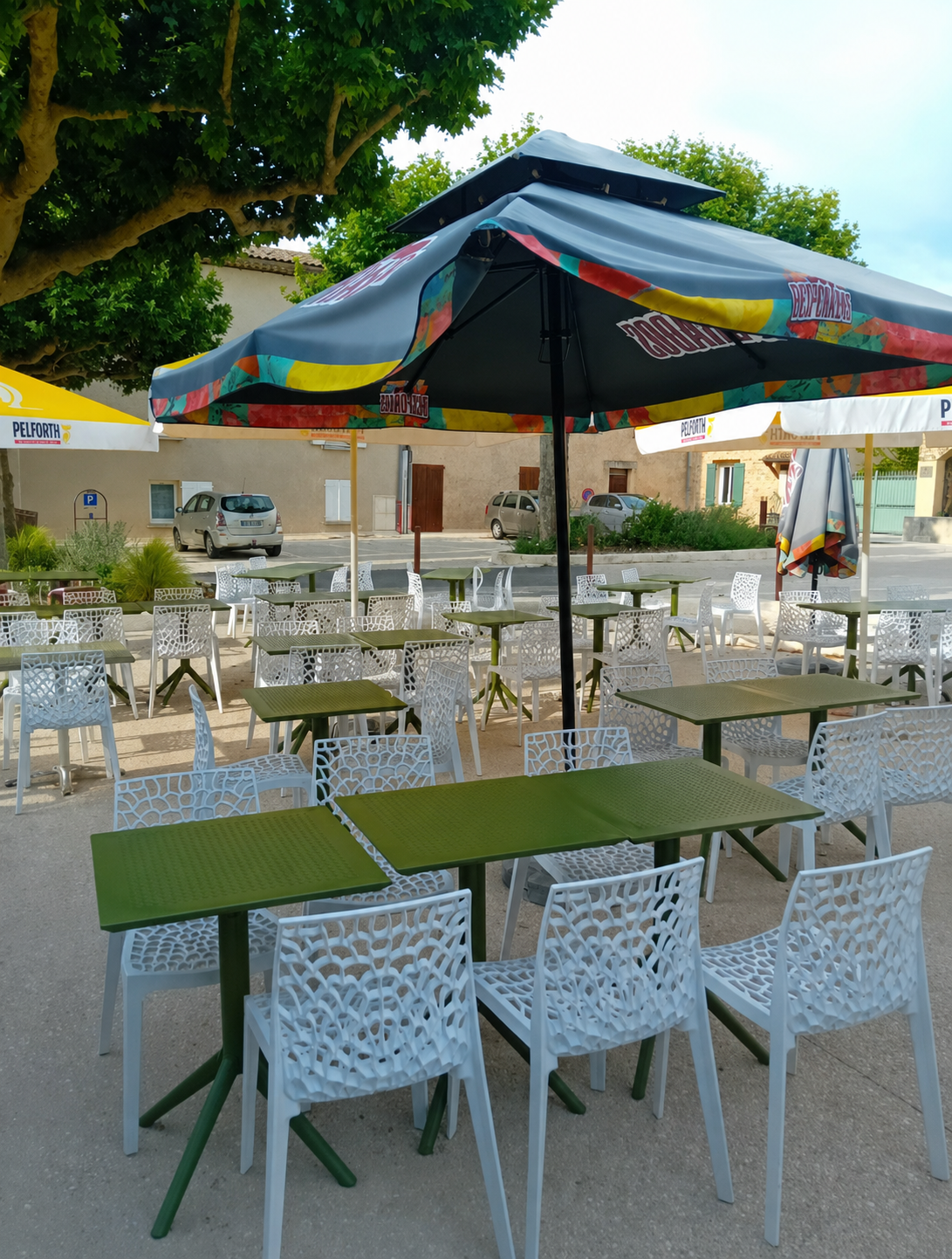 À Vendre – Fonds de Commerce Bar-Restaurant à Ongles

À Ongles, charmant village provençal niché au pied de la montagne de Lure, idéalement situé au carrefour de Saint-Étienne-les-Orgues, Banon et Forcalquier.

Village réputé pour sa quiétude et sa qualité de vie au plus proche de la nature, venez découvrir cette belle affaire, véritable lieu de vie de la commune.

Fonds de commerce historique sur le secteur, vous serez séduits par le potentiel remarquable de ce bien. L'affaire est actuellement exploitée par une gérante et deux salariés.

Principal lieu de vie de la commune, le fonds bénéficie de la Licence IV et d'une capacité d'accueil de 80 couverts en intérieur et plus de 100 places en extérieur.

Profitant de nombreuses parties distinctes, les locaux se répartissent de la manière suivante :

Un espace Bar pour l'accueil des convives à toutes heures de la journée, d'une superficie d'environ 35 m² ;
Une grande salle de restaurant permettant de profiter de bons moments autour d'une belle cheminée à foyer ouvert ;
Une cuisine aménagée et prête à l'emploi, disposant de sa réserve sèche ;
Un espace véranda de plus de 38 m², avec climatisation réversible ;
Une grande terrasse sur le domaine public, avec plus de 100 places extérieures (redevance annuelle de 365 €) ;
Un appartement de trois pièces d'environ 42 m², actuellement utilisé pour le stockage des marchandises et divers matériels. Le logement est à rénover et offre un beau potentiel pour créer un espace d'habitation.

Les locaux sont actuellement loués sous bail commercial, qui sera renouvelé pour la vente.

LES POINTS FORTS
Emplacement privilégié ;
Absence de concurrence sur le secteur ;
Fonds de commerce prêt à l'emploi ;
Licence IV ;
80 couverts en intérieur ;
Plus de 100 places en extérieur ;
Grande terrasse ;
Appartement à rénover avec beau potentiel ;
Affaire bénéficiant d'une clientèle locale et touristique ;
Nombreuses possibilités de développement.

Une belle opportunité pour un couple ou un professionnel souhaitant reprendre une affaire clé en main dans un environnement provençal privilégié.