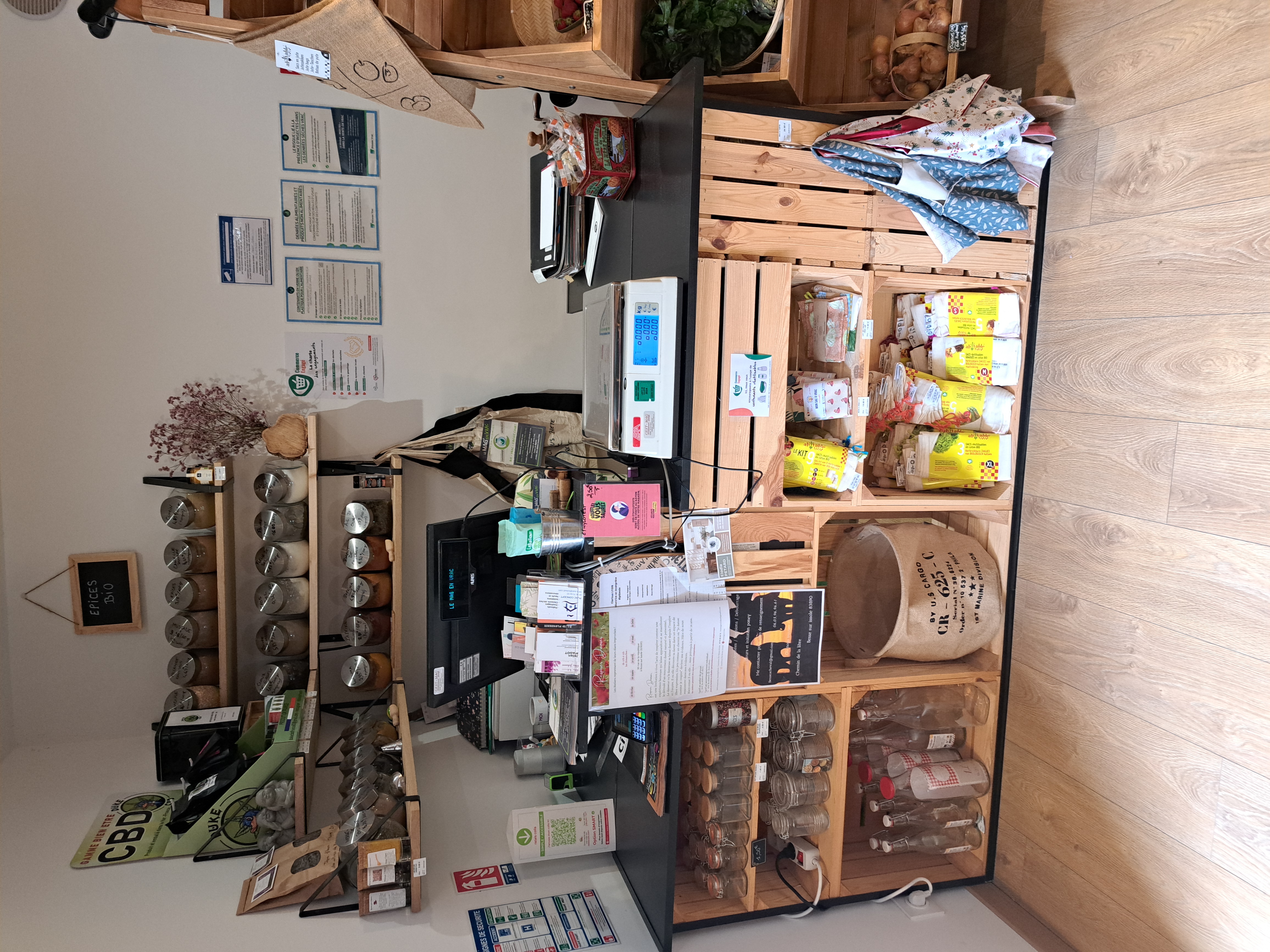 Fonds de commerce 41 m² Besse-sur-Issole

Fond de commerce à vendre – L'art de vivre en Provence

Besse-sur-Issole (Var, 83)

Imaginez votre commerce au coeur d'un village provençal typique, entouré de vignes, de collines boisées et d'un lac paisible… Bienvenue à Besse-sur-Issole, où l'authenticité et la douceur de vivre attirent chaque année habitants et visiteurs en quête d'authenticité.

L'affaire proposée : une épicerie éco-responsable, spécialisée dans le vrac, les produits régionaux et les cadeaux authentiques, au service d'une clientèle fidèle et d'un tourisme de charme.

Atouts du local (40.75 m² climatisés) :

Surface de vente accueillante de 29.60 m² + réserve de 9.20 m² + salle d'eau,
Jolie devanture avec possibilité d'installer une terrasse (redevance mairie).

Licence 3, offrant un potentiel de développement supplémentaire,
Bail 3-6-9 signé en juin 2022 mais renouvellement 3-6-9 à la signature.

Le tout est vendu clé en main, avec mobilier et stock inclus (17000€), pour une reprise immédiate.

Plus qu'un commerce, c'est une véritable opportunité de vie : allier un projet professionnel solide et durable à un cadre unique en Provence Verte, entre patrimoine, terroir et art de vivre méditerranéen.