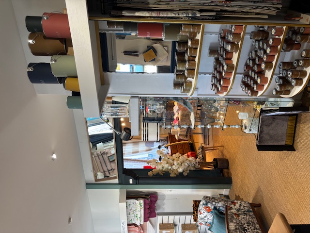 🌟Le Potentiel et le Concept
•	Activité actuelle : Magnifique magasin spécialisé en décoration, tissus d'ameublement, et gammes de peintures décoratives haut de gamme. Une offre complète et cohérente pour l'aménagement d'intérieur.
•	Renommée & Clientèle : L'enseigne jouit d'une clientèle fidèle développée sur plus de 20 ans d'activité. Forte reconnaissance locale et grande zone de chalandise établie.
•	Potentiel de Croissance : Chiffre d'affaires à fort potentiel de développement, directement lié à l'optimisation des jours d'ouverture et à l'exploitation des services (atelier, devis, conseil).
📍 Le Local et l'Emplacement (Idéalement Situé)
•	Superficie Totale : Surface commerciale de 100 m² (en rez-de-chaussée).
•	Aménagement Intérieur : L'espace est fonctionnel et se divise en :
o	Un espace de vente principal d'environ 70 m² offrant une très belle visibilité.
o	Un atelier/espace de travail de 30 m² idéal pour les artisans (confection, retouches, conseils personnalisés).
o	Une réserve pratique d'environ 10 m² et des commodités (WC + lavabo).
•	Emplacement Stratégique : Très bonne visibilité sur route départementale, au cœur d'une zone dynamique, entourée de commerces et de stationnements à proximité immédiate.
•	Bail : Bail "tout commerce" (sauf restauration), offrant une grande flexibilité pour l'évolution ou la diversification de l'activité.
💎 Les Atouts (Marques & Finitions)
•	Marques Prestigieuses : Le fonds inclut la distribution de marques de renom et de qualité, dont : Toile de Mayenne, JAB, Terre d’Argile, Fermob, Houles, ainsi que des articles d'art de la table (verres soufflés, bouillottes...).
•	Polyvalence : Local idéal pour diverses activités : artisanat, commerce de détail, profession libérale, ou relocalisation d'activité.
💰 Conditions de Cession
•	Fonds de Commerce : 20 000 € (Négociable).
o	Ce prix attractif inclut le stock à date (inventaire disponible sur demande).
•	Loyer Mensuel : 900 € TTC (soit 750 € HT).
•	Ancienneté du Bâtiment : Construction 1945 (bien entretenu).
________________________________________
Contact : Saisissez cette opportunité de reprendre une affaire saine et reconnue avec un faible investissement initial. Pour toute information complémentaire ou pour organiser une visite, veuillez contacter Louis Rathier van Heekeren au 06 87 75 30 76.