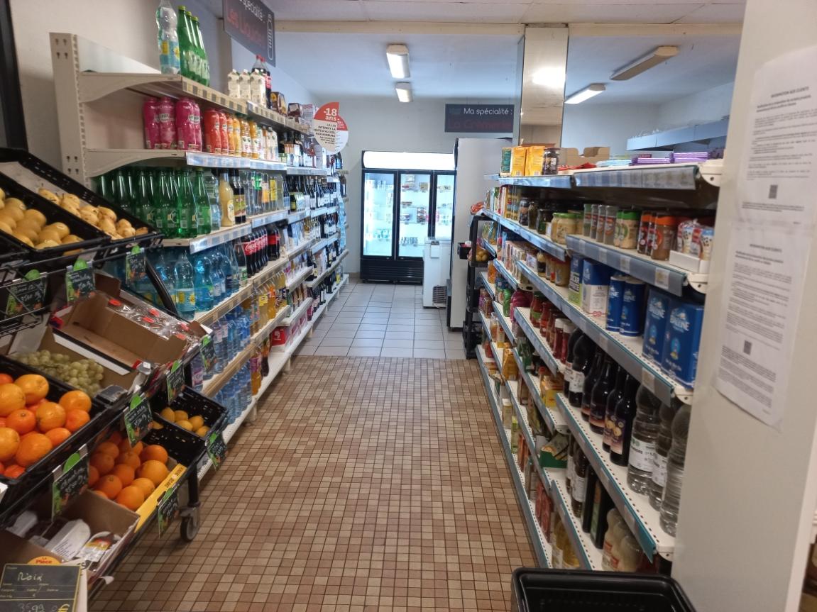 Situé sur la commune de Mauléon-Barousse , il est le seul commerce d'alimentation en vallée de Haute-Barousse dans les Hautes-Pyrénées, département du sud de la France très touristique.

Ce commerce de proximité d'une surface d'environ 85 m2 propose de multiple services : boulangerie, pâtisserie, épicerie, bouteilles de gaz...

Le chiffre d'affaire annuel est de 310000€/an

Ce local commercial communal comprend le magasin, le laboratoire boulangerie-pâtisserie et un appartement type T 4 pour un loyer de 765,00 €