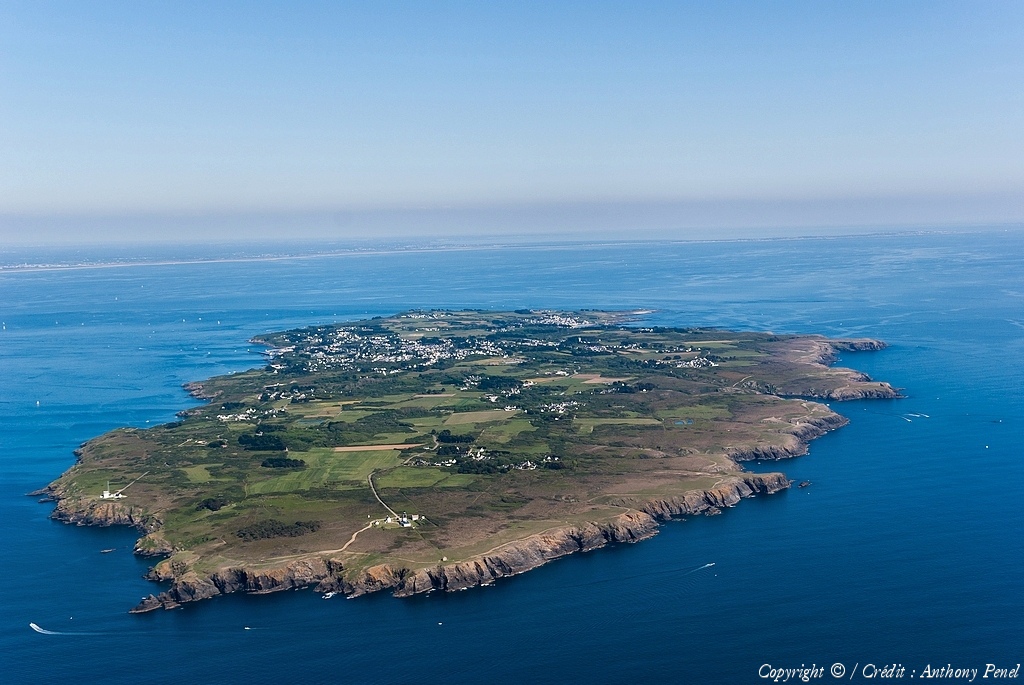 À vendre pour raisons de santé, 
fonds de commerce,  SALON DE COIFFURE sur l’île de Groix (Morbihan)
Local de 28 m², comprenant en espace Salon, une petite réserve et sanitaire.

Emplacement, exceptionnel, centre, bourg, le flux des touristes se multiplient, l’été assurant une forte rentabilité saisonnière.
Le salon, lumineux, bien équipé avec une clientèle locale, fidèle et un fort potentiel de développement. Clé en main.

Emplacement numéro un
Affluence, estival
Rentable et prêt à travailler
Tarif: 35 000 € tout équipé
Bail : 3/6/9      loyer : 650€