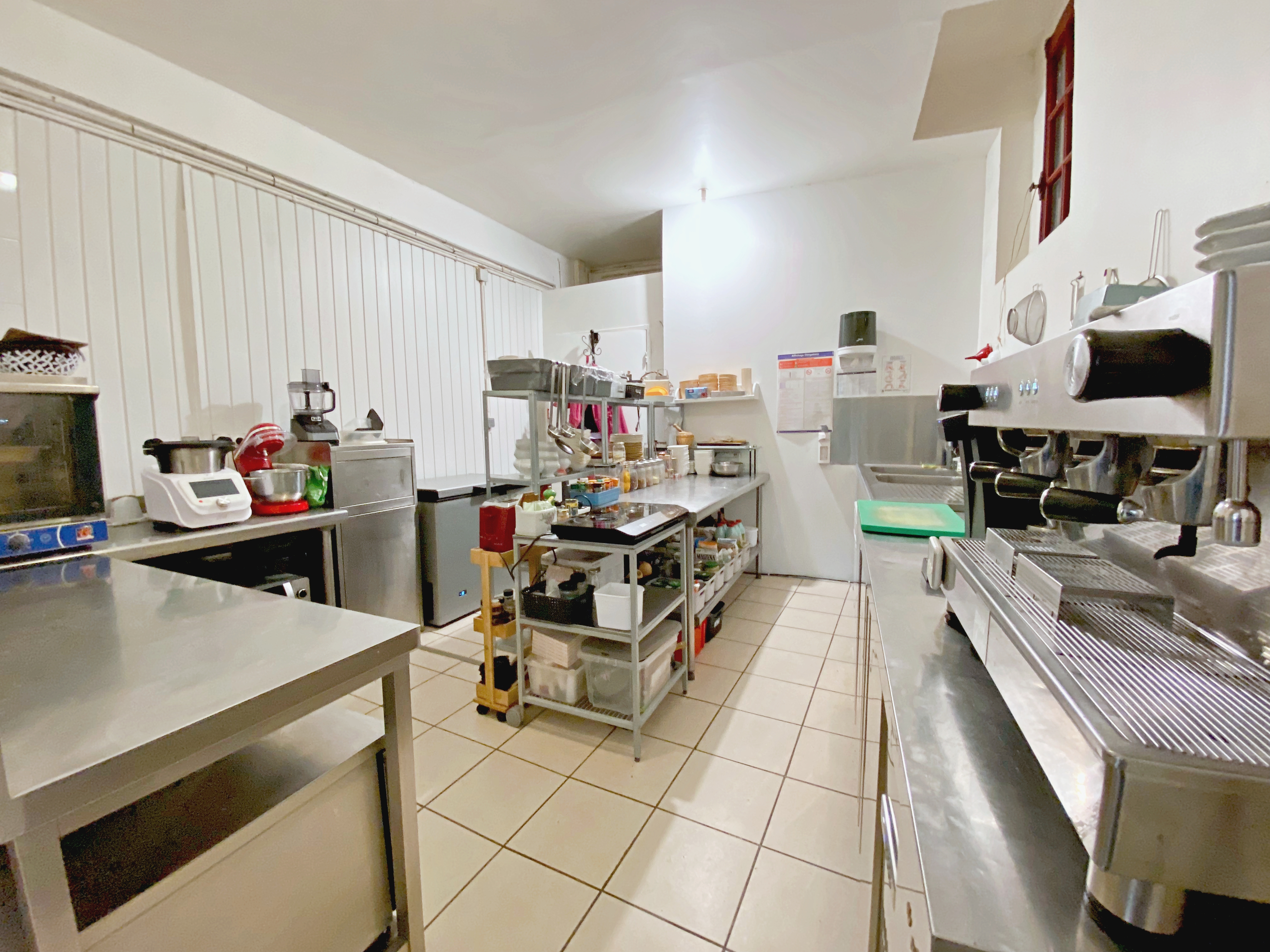 📍Entre Nîmes et Avignon – Centre historique d’une ville d’environ 16 000 habitants.
À céder pour départ à la retraite, fonds de commerce de salon de thé, bar à jus et petite restauration, idéalement situé au cœur du centre historique, dans un environnement attractif et touristique.

Activité : 
* Salon de thé
* Bar à jus
* Petite restauration végétarienne faite maison
* Crêpes et glaces artisanales bio
* Consommation sur place et à emporter
Ouvert toute l’année, actuellement du mardi au samedi (petit-déjeuner, déjeuner, goûter).
👉 Activité exploitée aujourd’hui par une seule personne, offrant un FORT POTENTIEL DE DÉVELOPPEMENT du chiffre d’affaires : extension des horaires, embauche de personnel, exploitation de la seconde salle, organisation d’événements, etc.

Le local : 
* Surface d’environ 105 m²
* 2 salles (dont 1 seule actuellement exploitée)
* Cuisine équipée
* 1 WC
* 25 couverts en intérieur
* Environ 20 couverts en terrasse
* Mobilier de terrasse neuf
* Matériel professionnel inclus

Conditions : 
* Bail commercial 3/6/9, récemment renouvelé
* Loyer mensuel charges comprises : 670 €
* Accompagnement possible du cédant pour la transition
* Résiliation possible par le preneur tous les 3 ans

Atouts : 
✔ Emplacement recherché en centre historique 
✔ Concept différenciant, sain et tendance 
✔ Commerce clé en main 
✔ Loyer très attractif 
✔ Fort potentiel d’évolution 
✔ Établissement labellisé Accueil Vélo 
✔ Aucun personnel et aucun contrat fournisseur n'est à reprendre

Pour des raisons de confidentialité, les bilans comptables seront communiqués après visite, et sur présentation d’éléments attestant de la capacité de financement (accord bancaire de principe ou justificatifs équivalents).

📸 Pour découvrir davantage de photos et d’informations, consultez l’annonce complète sur le site : 👉 https://bskimmobilier.com/bien/beaucaire/fonds-de-commerce/315196