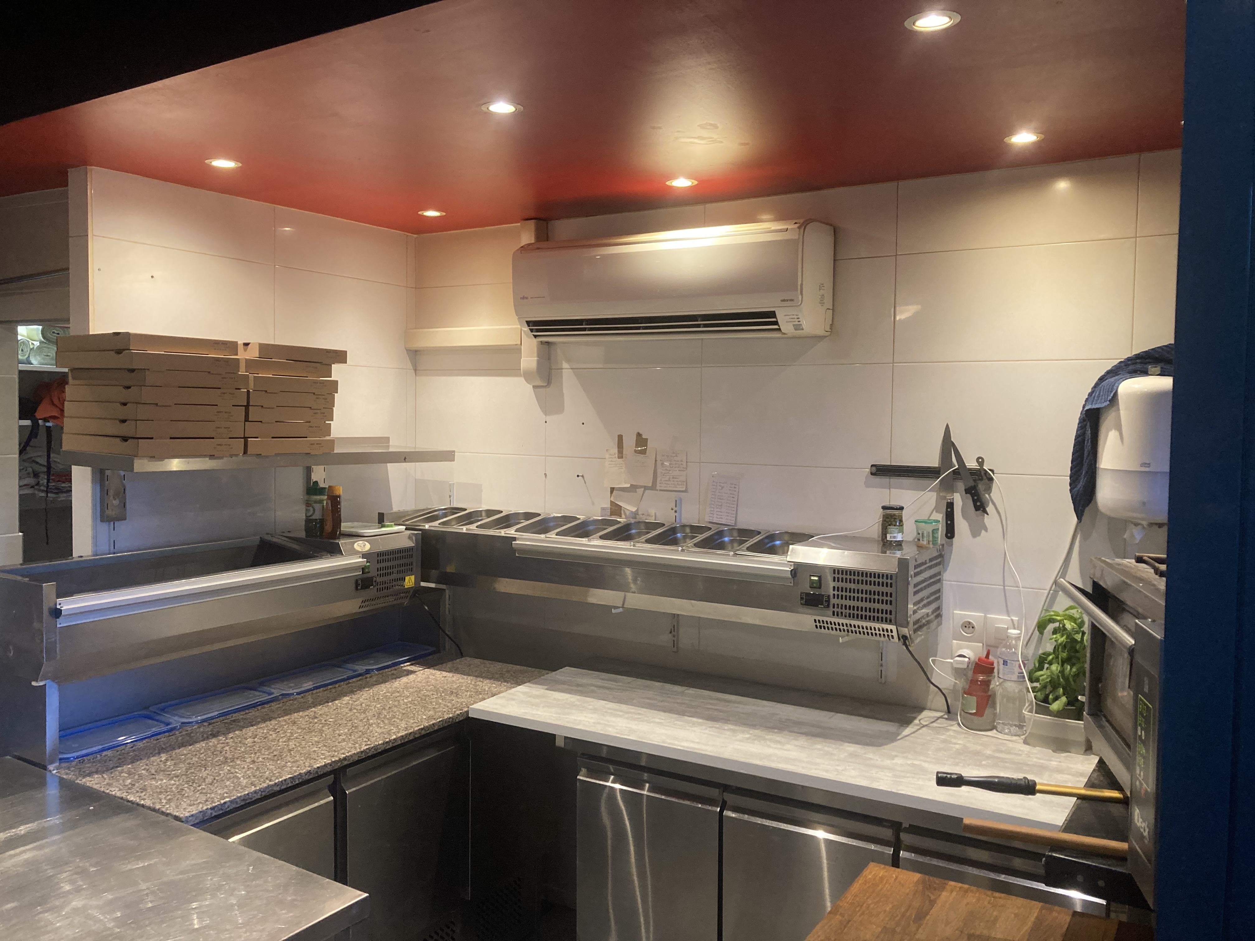 Fonds de commerce pizzeria 
tout équipé pour pizza et snacking

possibilité d’évolution

Tout le matériel à disposition pour le snacking, 

Locaux 20m2 et petite terrasse non exploitée, 

Petit loyer 250 € mensuel

Contact uniquement par mail et téléphone que le matin
Curieux et agences s'abstenir.