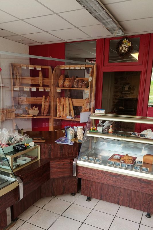 Amoureux de leur métier mais, enfin en âge de se reposer, M et Mme. Aubert partent à la retraite ! Or, leur boulangerie doit perdurer !

Venez vous installer à Imphy, dans une belle boulangerie au cœur de la Nièvre.
A 10 min de Nevers et 25min de Decize, Imphy abrite 3300 habitants et 3 usines qui emploient à elles-seules 1300 personnes. C'est-à-dire, beaucoup de monde pour acheter du pain, viennoiseries et autres douceurs...

POURQUOI REPRENDRE CE FONDS DE COMMERCE ?

-Située sur un axe passant avec stationnement devant la boutique, la boulangerie est la seule sur le bourg de la commune ;
-Un boulanger exceptionnel y travaille et vous ne trouverez jamais meilleur ouvrier ;
-Le fournil est spacieux, lumineux et agréable à travailler ;
-Vous bénéficierez de partenariats de distribution établis avec des structures locales ;
-La boulangerie dispose d'un logement attenant dans lequel vous pouvez vous loger ;
-Le matériel est en bon état (le congélateur, le frigo et les deux chambres de fermentation sont neufs) et la clientèle habituée !

Vous disposerez d'un espace de vente de 20m² environ, de réserves de 120m² et un bureau de 12m² entre le fournil et el magasin.

Alors, foncez ! Reprenez un commerce de proximité apprécié de ses habitués, qui n'ont pas envie d'aller chercher une baguette à l'autre bout de la ville !

Données financières :

CA : 150 000€ TTC
Prix de vente du fonds de commerce : 57 000€
Loyer local commercial : 684,59€/mois
Loyer logement : 465,58€/mois
Charges mensuelles : 142,62€

NEGOCIATION POSSIBLE & PAS DE FRAIS DE NÉGOCIATION

Equipements :

-Logement de 100m² sur place ;
-Parking devant la boutique ;
-Commerces à proximité ;
-École et collège à proximité.

N'hésitez pas à nous contacter si vous avez des questions, besoin de photos, la mairie d'Imphy se fait le relais des ces boulangers, bien occupés ! :)