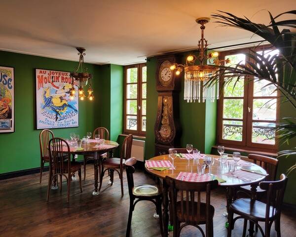Magnifique restaurant-hôtellerie au cœur de Bellenaves (sans les murs), comprenant 8 chambres et une grande terrasse.
Pour toute personne souhaitant exploiter un établissement de restauration dans le charmant village de Bellenaves, cette affaire est prête à être reprise immédiatement.

Depuis 2019 les exploitants ont entièrement repensé et rénové l’intérieur, faisant de cet établissement une adresse reconnue bénéficiant d’une clientèle fidèle.

Au rez-de-chaussée, le bâtiment dispose de deux salles de restaurant situées de part et d’autre d’un magnifique bar central. On y trouve également une cuisine, des sanitaires et une grande salle à l’arrière pouvant accueillir jusqu’à 150 personnes.

À l’avant du bâtiment, une terrasse ensoleillée offre de la place pour 52 personnes. À l’arrière, une seconde terrasse peut accueillir 40 personnes supplémentaires.

Au premier étage se trouvent 8 chambres d’hôtel de tailles variées, chacune possédant son propre caractère, son ambiance et sa palette de couleurs.

À côté du bâtiment se trouve une grange de 60 m², idéale pour le stockage ou pouvant être aménagée en espace complémentaire pour des événements spéciaux ou pour un espace de brocante / produits locaux.

Si ce bien vous intéresse, contactez le service attractivité au sein de la Communauté de Communes de Saint-Pourçain Sioule Limagne