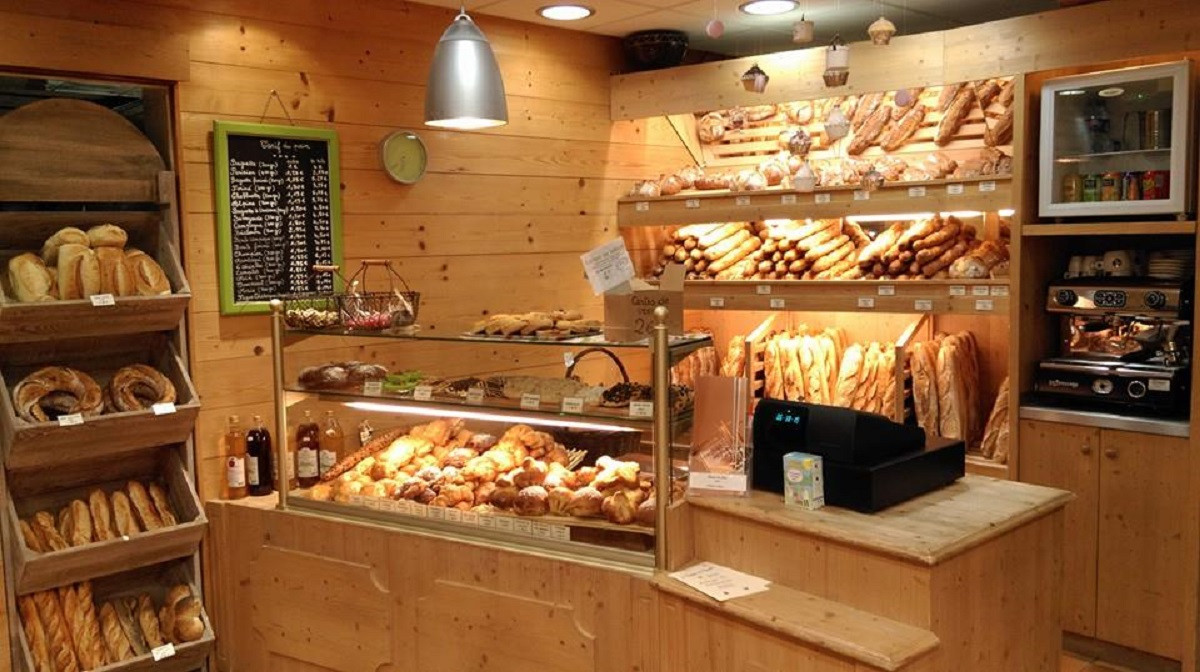 Commerce regroupant : boulangerie pâtisserie presse tabac restaurant location de ski