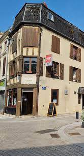 Petit restaurant du terroir en face du musée Camille Claudel