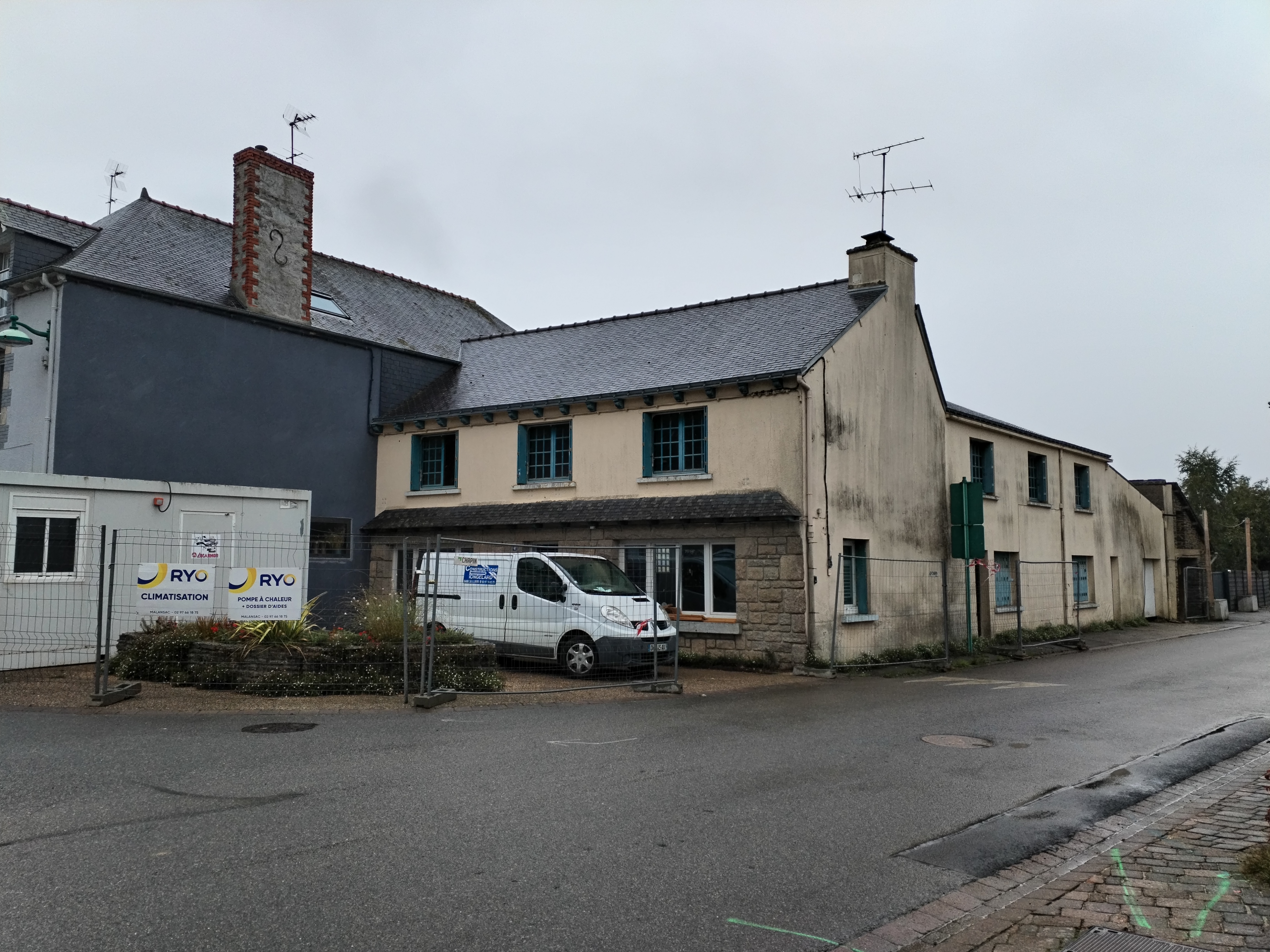 Une commune en pleine croissance du Morbihan recherche son restaurateur. Cuisine, bar et salles livrés fin juin 2027, loyer maîtrisé et accompagnement gratuit à la création. Les candidatures sont ouvertes jusqu’au 30 novembre 2026.

Description du bien :

Au cœur d’une commune dynamique de 1 750 habitants en croissance (+7,8% entre 2017 et 2023), la municipalité lance un appel à candidatures pour choisir l’exploitant de son futur restaurant.

Fermé depuis 2015, l’ancienne crêperie restaurant de centre bourg fait l’objet d’une rénovation complète menée par la commune, propriétaire des murs. Le local sera livré fin juin 2027, rénové et aux normes de restauration. Il est livré non équipé : le matériel professionnel et le mobilier sont à la charge de l’exploitant, qui peut les acheter neufs ou d’occasion. La commune fournit la hotte d’extraction, le comptoir du bar et l’arrière-bar.

Le candidat retenu est désigné dès janvier 2027 . Il dispose ainsi du premier trimestre pour préparer son projet.

Le local comprend :
- Une grande salle de restaurant comprenant une partie bar d’une surface totale de 110 m².
- Une cuisine de près de 25 m² (préparation, cuisson, plonge) avec hotte d’extraction, et près de 25 m² de stockage.
- Des sanitaires PMR, un vestiaire du personnel, des locaux techniques, un local poubelles et un garage.
- Une terrasse extérieure exposée plein sud.
- Un logement d’environ 80 m² (2 chambres), avec accès indépendant, est situé à l’étage. Il peut être loué à l’exploitant dans le cadre d’un bail d’habitation dédié.
- Un local neuf et bien placé, un loyer maîtrisé et une commune qui accompagne l’installation de son restaurateur.

Projets envisageables :
- Restaurant
- Restaurant avec diversification de l’activité (en complémentarité avec les commerces existants du bourg)

Surface du bien :

Local commercial : environ 186 m² (hors garage de 44 m² et terrasse)
Dont salles de restaurant et bar : 110 m²
Logement à l'étage : environ 80 m²

Localisation :

à 10 minutes de Ploërmel
À proximité : un lac avec base nautique et un golf.

Le bourg est situé sur un axe départemental qui enregistre environ 3 100 véhicules par jour.

La commune est traversée par une voie verte, maillon d'une véloroute vers Saint-Malo (plus de 30 000 passages comptabilisés en 2024 sur un point de comptage du même itinéraire). Elle accueille également un camping ouvert toute l'année (68 emplacements nus et 75 mobil-homes) et un aérodrome.

Conditions d'acquisition :

Bail commercial 3-6-9 : loyer de 950 € TTC/mois hors charges (eau et électricité à la charge du preneur), révisé chaque année selon l'indice trimestriel des loyers commerciaux. Dépôt de garantie : 1 900 € (2 mois de loyer).

Logement à l'étage (facultatif) : 650 € TTC/mois hors charges.

Équipements professionnels et mobilier à la charge de l'exploitant. Aide possible pour certains investissements au titre du PASS Commerce et Artisanat (Région Bretagne et intercommunalité).

Appel à candidatures ouvert du 1er octobre au 30 novembre 2026 (minuit). Sélection en décembre, auditions des finalistes en janvier 2027, choix de l'exploitant fin janvier 2027.

Caractéristiques / Atouts :

- Local entièrement rénové par la commune, livré fin juin 2027
- Hotte, comptoir de bar et arrière-bar fournis et financés par la commune
- Liberté d'équiper la cuisine et la salle selon le concept (matériel neuf ou d'occasion)
- Terrasse exposée plein sud
- Logement de 80 m² disponible à l'étage
- Loyer de départ maîtrisé
- Licence IV : la commune souhaite l'acquérir et la mettre à disposition de l'exploitant (sous réserve d'aboutissement)
-Clientèle locale et de passage : voie verte, camping, lac
- Bourg en croissance : lotissement de 19 lots commercialisés, nouveau pôle médical en construction (une dizaine de praticiens), 25 associations
- Accompagnement gratuit à la création d'entreprise (PASS Création), sous conditions d'éligibilité
- Visibilité médiatique pour le candidat retenu, via les canaux des partenaires