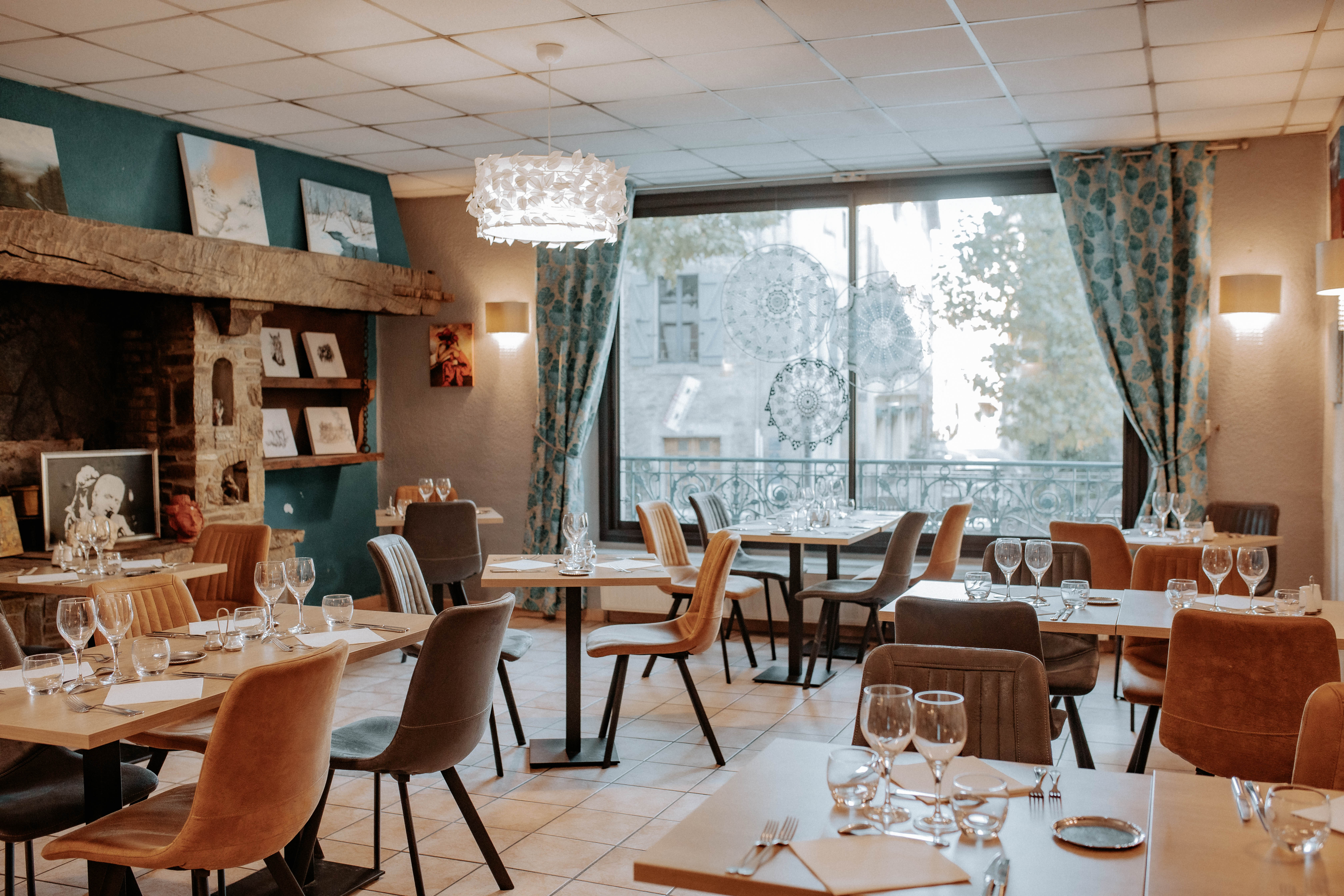 Situé dans un environnement naturel d’exception, au sein du pays cathare et à proximité immédiate de la Voie Verte, l’Hôtel de France est un lieu de rencontre prisé des cyclotouristes, des randonneurs, des amoureux de la nature et des habitants de la région. Dans un village dynamique et touristique, cet hôtel bar restaurant en activité bénéficie d’une belle notoriété locale et clientèle fidèle.

Côté restaurant : Licence IV, 35 couverts en salle et 25 couverts en terrasse - Clientèle locale et de passage avec en moyenne 20 couverts journaliers - Cuisine entièrement équipée et aux normes (hygiène et accessibilité) 

Côté hébergement : 14 chambres, Fréquentation régulière de VRP, touristes, randonneurs, amateurs de quad et amoureux de la nature - Établissement parfaitement entretenu, conforme aux normes en vigueur, idéal pour un couple de professionnels souhaitant s’installer dans un environnement naturel et paisible, tout en bénéficiant d’une activité saine avec des axes de développement. Quelques investissements sont à prévoir.

Les + : Belle visibilité en bord de route Grand parking à proximité Potentiel de développement (soirées à thème, événements…). Accompagnement possible à la reprise  
Prix du Fonds : 200 000 euros / et prix de vente des murs : 250 000 euros