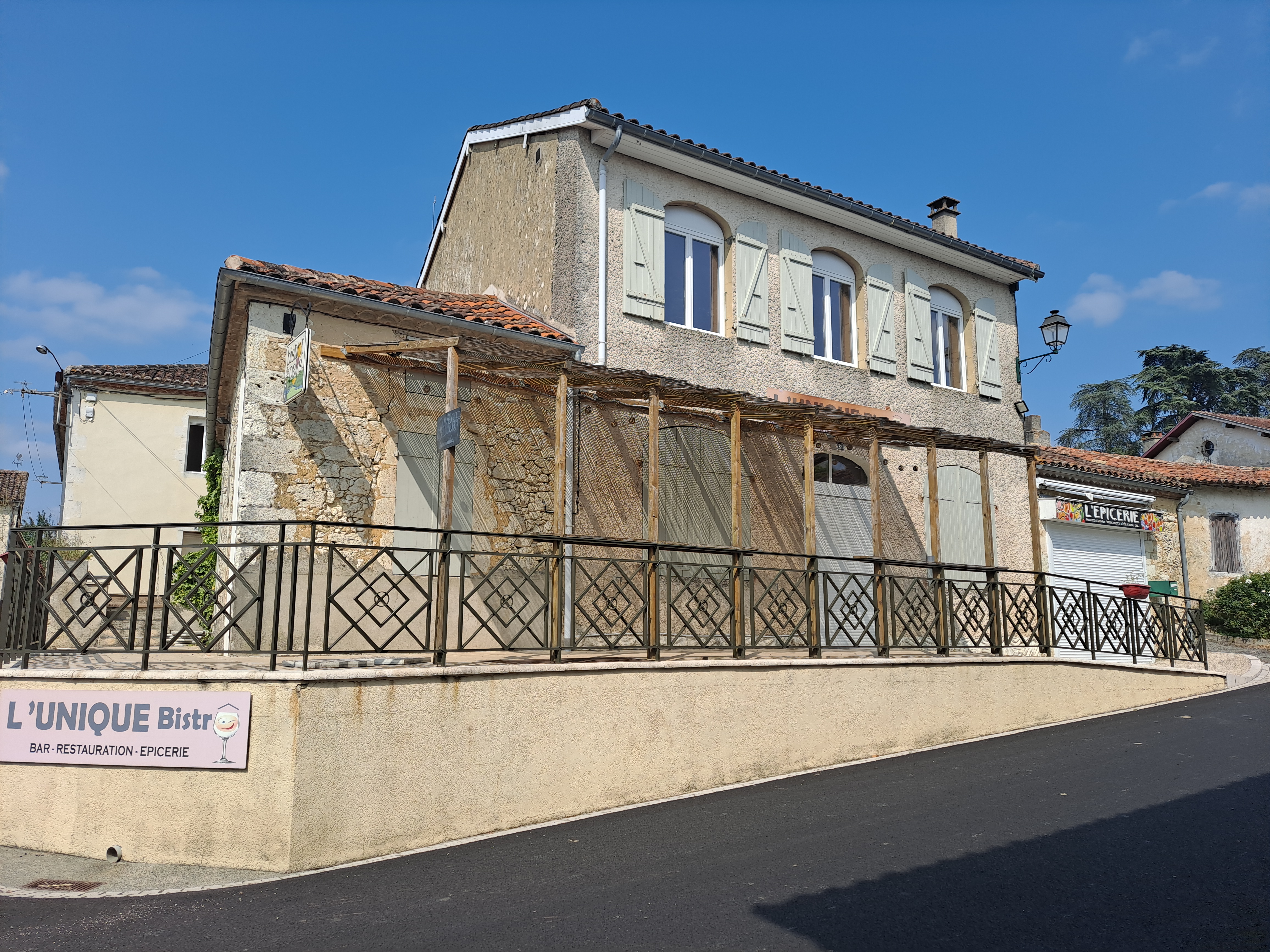 A louer commerce de proximité dans village de 400 habitants : bar, restauration. Possibilité de créer d'autres services (épicerie, gaz, ect...)
Bâtiment comprenant :
- Au rez-de-chaussée 2 salles avec tout le matériel et les équipements, une cuisine équipée, une réserve et l'ancienne épicerie,
- A l'étage, un appartement avec 3 chambres, une grande salle de séjour cuisine.
- Garage à disposition
Loyer très modéré