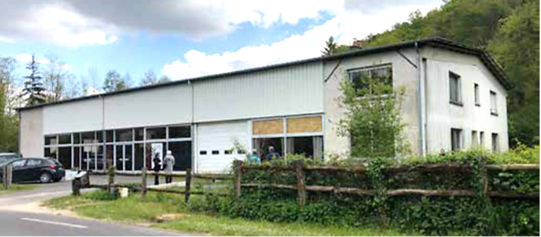 Vous recherchez un atelier pour vous installer, développer votre activité artisanale ou donner vie à un nouveau projet professionnel ? La commune de Villaines-les-Rochers vous propose plusieurs espaces au sein de la Maison des Savoir-faire !

Située en Indre-et-Loire, au cœur d’un village reconnu pour sa tradition de vannerie et son patrimoine artisanal, la Maison des Savoir-faire a vocation à accueillir des artisans et artisans d’art souhaitant développer leur activité dans un cadre propice à la création, à la production et aux échanges entre professionnels.

DES ESPACES ADAPTÉS À VOTRE ACTIVITÉ

Au sein d’un hangar de 800 m², plusieurs ateliers et espaces sont proposés à la location, avec différentes superficies et différents niveaux d’aménagement.

Les surfaces disponibles comprennent notamment :
Des ateliers d’environ 15 m², isolés et chauffés ;
Un espace d’environ 34 m², partiellement isolé ;
Un espace de 200 m², divisible par portions de 50 m² ;
Un espace de 135 m², divisible selon les besoins ;

Des possibilités de regroupement de certains espaces pour disposer d’une surface plus importante.

Certains locaux sont prêts à accueillir une activité, tandis que d’autres nécessitent des aménagements adaptés aux besoins du professionnel.

Cette diversité permet d’étudier des projets de différentes tailles, selon les surfaces recherchées et les contraintes propres à chaque activité.

DES SERVICES ET DES ESPACES COMMUNS

La Maison des Savoir-faire met à disposition des occupants :
Une salle de convivialité avec cuisine aménagée ;
Un vestiaire avec douche ;
Un espace d’accueil pouvant servir à l’exposition et à la vente ;
Le Wi-Fi ;
Un site internet commun.
Chaque artisan dispose également d’un compteur électrique dédié.

DES LOYERS ACCESSIBLES
Les tarifs mensuels sont adaptés à la nature et au niveau d’aménagement des espaces :

À partir de 1 €/m²/mois pour certains espaces de stockage ;
3 €/m²/mois pour certains espaces aménagés ;
3,50 €/m²/mois pour un espace partiellement isolé et électrifié ;
5 €/m²/mois pour les espaces isolés et chauffés.

Les tarifs sont indiqués hors charges. Les charges comprennent notamment l’eau, l’assainissement, le Wi-Fi et l’électricité des espaces communs.

Pour certains espaces non isolés et non chauffés, les aménagements nécessaires sont à prévoir par l’artisan, selon les modalités définies par la commune.

VILLAINES-LES-ROCHERS : UN TERRITOIRE AUX SAVOIR-FAIRE RECONNUS

En choisissant Villaines-les-Rochers, vous vous installez dans un village dont l’identité artisanale contribue au rayonnement et à l’attractivité du territoire.

La Maison des Savoir-faire a vocation à participer à cette dynamique en accueillant de nouveaux professionnels et en contribuant au développement de l’activité économique locale.

Que vous soyez artisan déjà installé, artisan d’art ou porteur d’un projet de création, plusieurs possibilités peuvent être étudiées pour trouver un espace adapté à votre activité.

VOUS SOUHAITEZ VOUS INSTALLER ?

L’attribution des ateliers se fait après examen d’un dossier de candidature par le conseil de gestion de la Maison des Savoir-faire.

Pour obtenir des renseignements, demander un dossier de candidature ou organiser une visite :

Mairie de Villaines-les-Rochers
6 place de la Mairie
37190 Villaines-les-Rochers
E-mail : mairie@villaines-les-rochers.fr
Tél. : 02 47 45 43 08

Plus d’informations :
https://www.villaines-les-rochers.fr/la-maison-des-savoir-faire/

La Maison des Savoir-faire : un lieu pour entreprendre, créer et développer votre activité artisanale à Villaines-les-Rochers !
