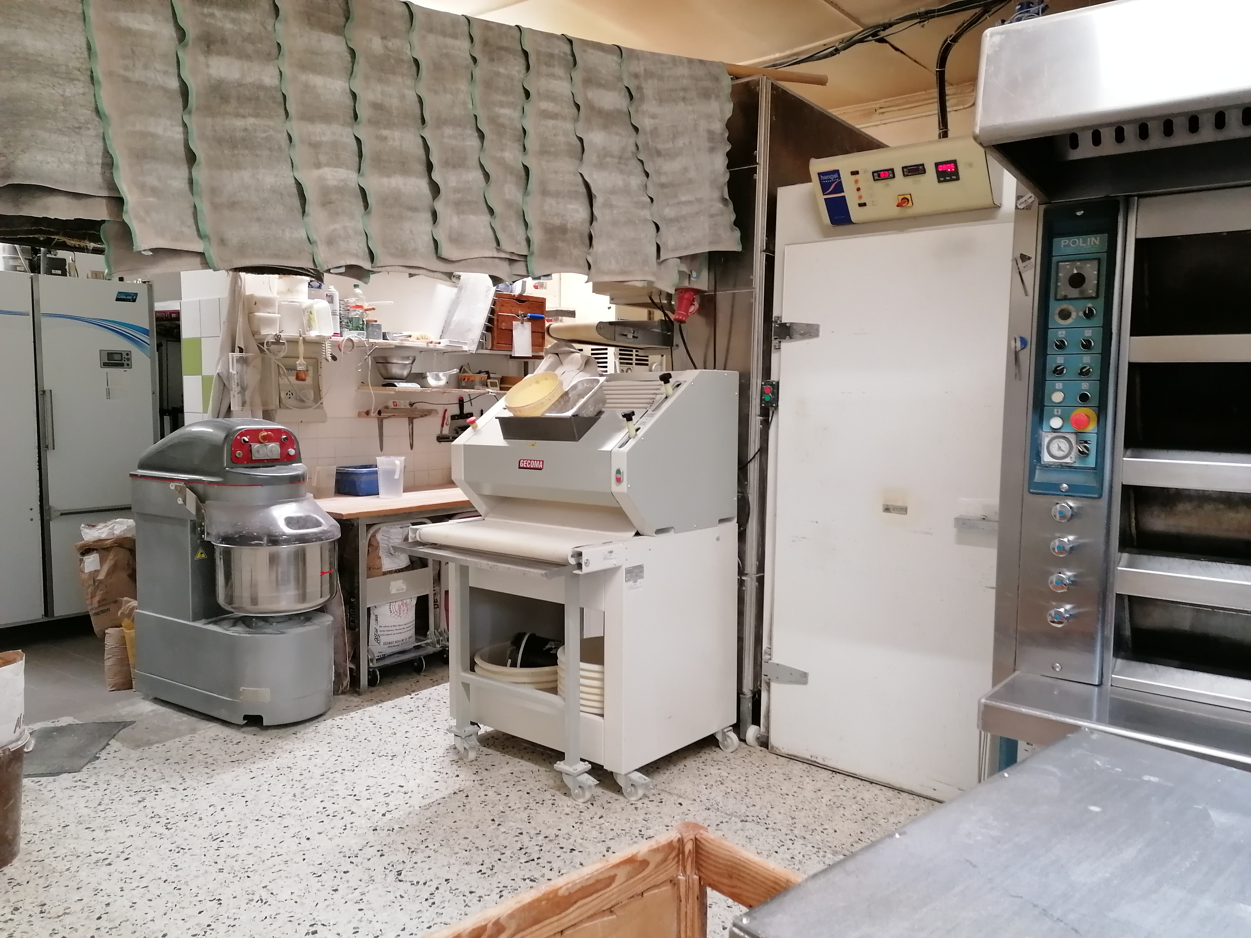 Fond de commerce d'une Boulangerie Pâtisserie Artisanale dans un secteur géographique actif et vivant avec un fort potentiel de clients .
Se situe sur un axe de passage et dispose d'un  grand parking .
Magasin 40 m² et l'espace de production est de 140 m² avec plusieurs postes bien définis (snacking, viennoiseries, pain et pâtisserie)
Les équipements sont nombreux et sans aucuns frais à prévoir.
Chambre négative 
Pastoturbine
Surgélateur
3 chambres de pousses
Balancelle
Diviseuse formeuse...
Loyer 1180€/mois
CA 2025: 350 000 €

C'est une très belle affaire avec un bon potentiel , cela fait 30 ans que nous sommes ici et nous avons juste envie de faire autre chose 😊