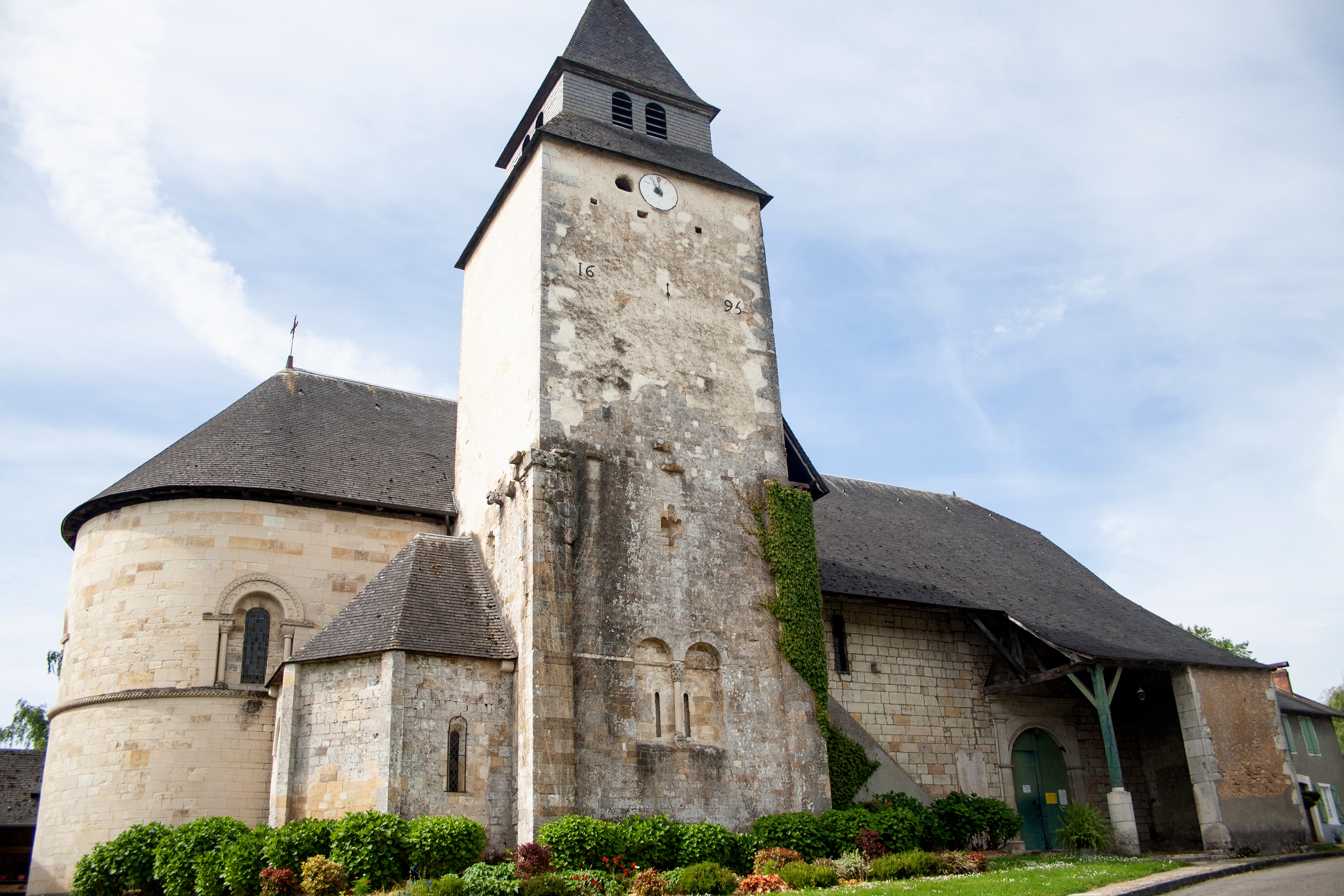 Le Département des Pyrénées-Atlantiques lance une opportunité unique de redynamisation pour la Commanderie de Lacommande.

Ce site historique prestigieux cherche des porteurs de projets innovants et économiquement viables pour créer un véritable lieu de vie et de rayonnement au cœur du Béarn.

L’objectif est d’insuffler une nouvelle dynamique autour de trois axes majeurs : une offre de restauration qualitative mettant en avant l’identité locale, une valorisation patrimoniale ambitieuse et un développement touristique structurant.

Que vous soyez une entreprise, une association ou un groupement, vous êtes invités à proposer un concept intégré alliant scénarisation, interprétation ludique et loisirs culturels. C’est une occasion rare de s’implanter dans un monument classé tout en participant activement à l’attractivité oenotouristique du territoire.

Surfaces du bien :

Ensemble immobilier d'environ 323 m² comprenant une commanderie sur trois niveaux et une annexe de plain-pied sur parc.
- Au RDC : trois espaces (une salle de 27,80 m², une salle de 49,32m² et une salle de 16,80m²)
- Au 1er étage : trois espaces (une salle de 27,80m², une mezzanine de 34,94m², une salle de 17,54m²)
- Au 2e étage : trois espaces (une salle de 27,80m², une salle de 49,32m² et une salle de17,54 m²)

Localisation :

La Commanderie se situe dans la charmante commune de Lacommande, au coeur des Pyrénées-Atlantiques. Idéalement positionné au centre du célèbre vignoble du Jurançon, le site bénéficie d'un environnement naturel et viticole privilégié entre le Béarn et le Pays Basque.
L'accessibilité est facilitée par la proximité des axes routiers reliant les pôles urbains majeurs du département. Son emplacement stratégique au sein des réseaux oenotouristiques en fait une étape incontournable pour les visiteurs locaux et internationaux, offrant une visibilité optimale pour tout projet à vocation touristique ou culturelle ancré dans le terroir.

Conditions d'acquisition :

Loyer annuel à définir selon le modèle économique proposé (Appel à projets).
https://le64.fr/appel-projets-de-la-commanderie-de-lacommande

Caractéristiques / Atouts :

- Ce site patrimonial d'exception est classé Monument Historique, garantissant un cadre de caractère unique et une architecture préservée.
- Le complexe offre des espaces propices à l'aménagement d'un centre d'interprétation ludique, de salles de restauration thématiques ou d'espaces de loisirs culturels.
- Les infrastructures permettent d'envisager des projets de scénarisation modernes respectant l'authenticité du bâti.

Le dossier complet de l'appel à projets est disponible en téléchargement via le lien direct fourni. 

Il est précisé que les visites du site sont possibles sur demande et uniquement sur rendez-vous pour permettre aux candidats d'appréhender le potentiel de restauration et d'aménagement du domaine.