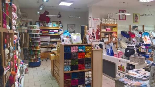 À VENDRE (cause retraite) : Fonds de Commerce
magasin "Paradis des Dames" à Vierzon - Mercerie / Lingerie

En cœur de ville, commune du Cher 27 000 habitants avec une zone de chalandise de 50 kms à la ronde pour la spécificité de l’activité. (Indre, Cher, Loir et Cher) et une clientèle fidèle, cette mercerie participe à la vie locale et répond aux besoins d’une clientèle férue de travaux d’aiguilles. L’accueil et le conseil sont les deux moteurs de la réussite de cette entreprise.

Activité de mercerie et lingerie : vente de fournitures autour de la couture et des travaux d’aiguilles, espace sous-vêtements et lingerie de nuit pour hommes et femmes, réparation et entretien machine à coudre, service retouches…

Développement possible avec la mise en place d’atelier découverte autour des différents travaux d’aiguilles.

Le local est accessible PMR, très belle visibilité en centre-ville avec un fort passage piéton et des parkings à proximité immédiate.
Une surface de vente de 80m2, lumineuse et chaleureuse, ainsi qu'une réserve pour le stockage des marchandises. Une vitrine idéale pour la mise en valeur des collections. 
C’est une enseigne locale incontournable et reconnue. La clientèle est fidèle et régulière. C’est un magasin entièrement équipé, agencements et mobilier inclus. Aucuns travaux immédiats à prévoir.

CA 2025 : 153 321 € - résultat net positif de 5 936 €
Bail commercial 3-6-9, loyer 645 TTC/mois
Actuellement l’établissement fonctionne avec 1 personne à temps plein et 1 personne en prestation de service retouches.
Prix de vente du fonds de commerce : 55 000 € et 25 000 € de stocks de marchandises
Contact : Comptoir du Commerce et de l’Artisanat de Vierzon Sologne Berry
06 49 58 07 86 comptoircommerceartisanat@cc-vierzon.fr