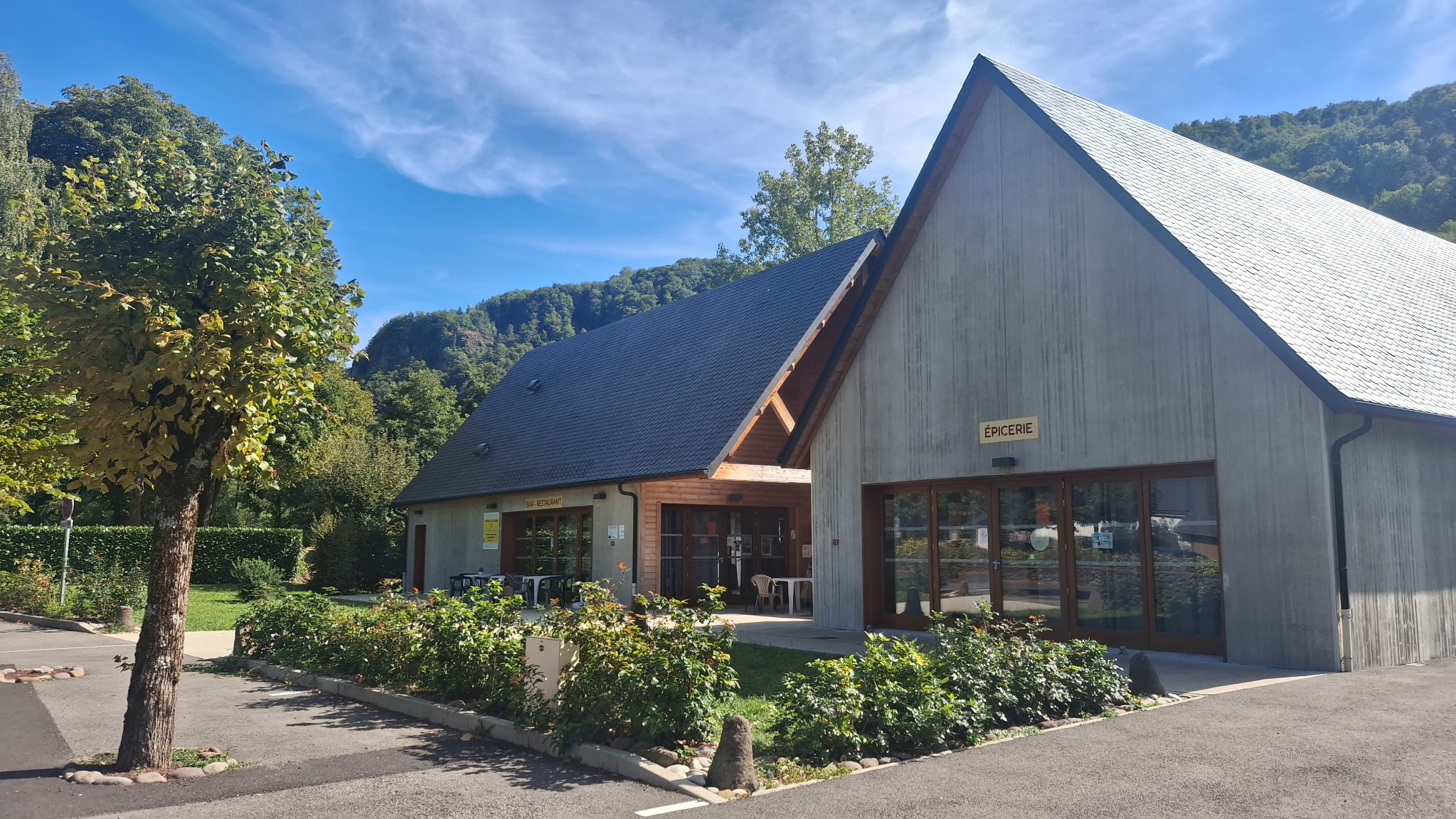 La commune de Fontanges (15) cherche un(e) gérant(e) pour son Bar Restaurant avec épicerie

Bar/restaurant salle de 40 couverts, 1 wc adapté aux normes PMR

+ 1 cuisine toute équipée

Une terrasse à l'avant et une à l'arrière le long de la rivière l'Aspre.

Un grand espace épicerie.

Un parking

Pour tous renseignements, contacter la mairie au 04 71 40 71 49