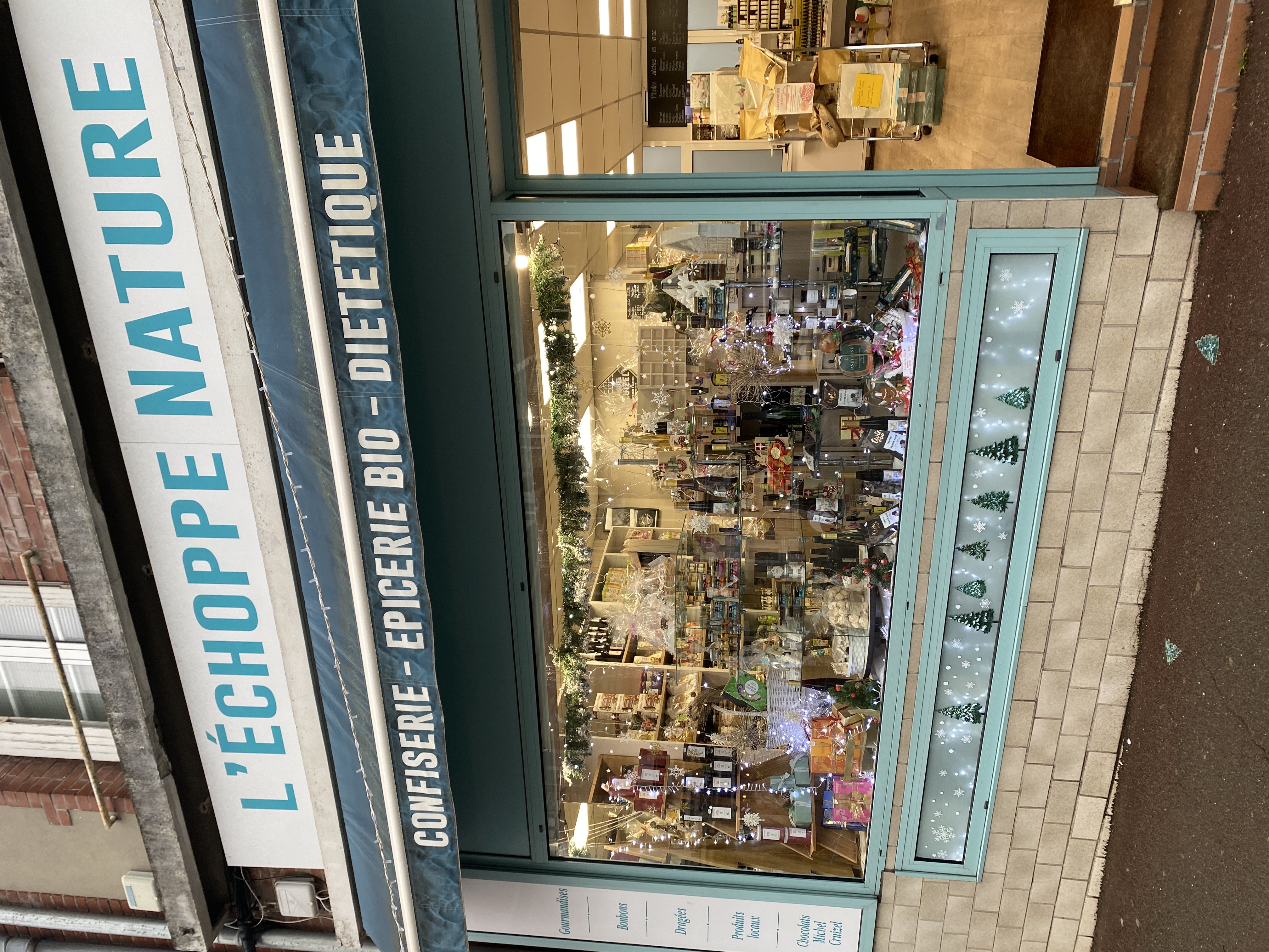 Épicerie  Bio, produits bien-être, Thés & Saveurs du Terroir

Située au cœur de Neufchâtel-en-Bray,  L’Échoppe Nature est un magasin Bio de référence, réputée pour sa sélection de produits d’exception. Véritable écrin dédié aux gourmets, la boutique bénéficie d'une image de marque forte et d'un positionnement axé sur la qualité et l'authenticité des produits, ainsi que pour ses conseils sur les questions bien être et diététique.

 Les piliers de l’établissement :
- Spécialiste Thé & Chocolat : Une offre premium avec des gammes de thés renommées et une chocolaterie fine qui génère un flux constant, notamment lors des périodes fortes (Noël, Pâques, Fêtes).
- important rayon de produits diététiques et bien être
- Terroir & Régionalisme : Sélection rigoureuse de produits régionaux et de spécialités artisanales, plébiscitée par une clientèle locale fidèle et une clientèle de passage en quête de paniers garnis, ou de cadeaux
- Emplacement de Premier Ordre : Située en plein coeur de la ville, la boutique bénéficie en plus d'une très belle vitrine
- Chiffre d'affaires en progression

 Potentiel de développement :
L'affaire est saine et offre encore de belles perspectives de croissance :
- Développement de l'offre "Cadeaux d'affaires" et colis gourmands pour les entreprises locales.
- Développe de la boutique en ligne  existante avec retrait en magasin.

Accompagnement :** Transmission du carnet de fournisseurs et aide à la reprise assurée par le cédant.
Type de bail : Commercial 3/6/9 renouvelé récemment,  petit loyer