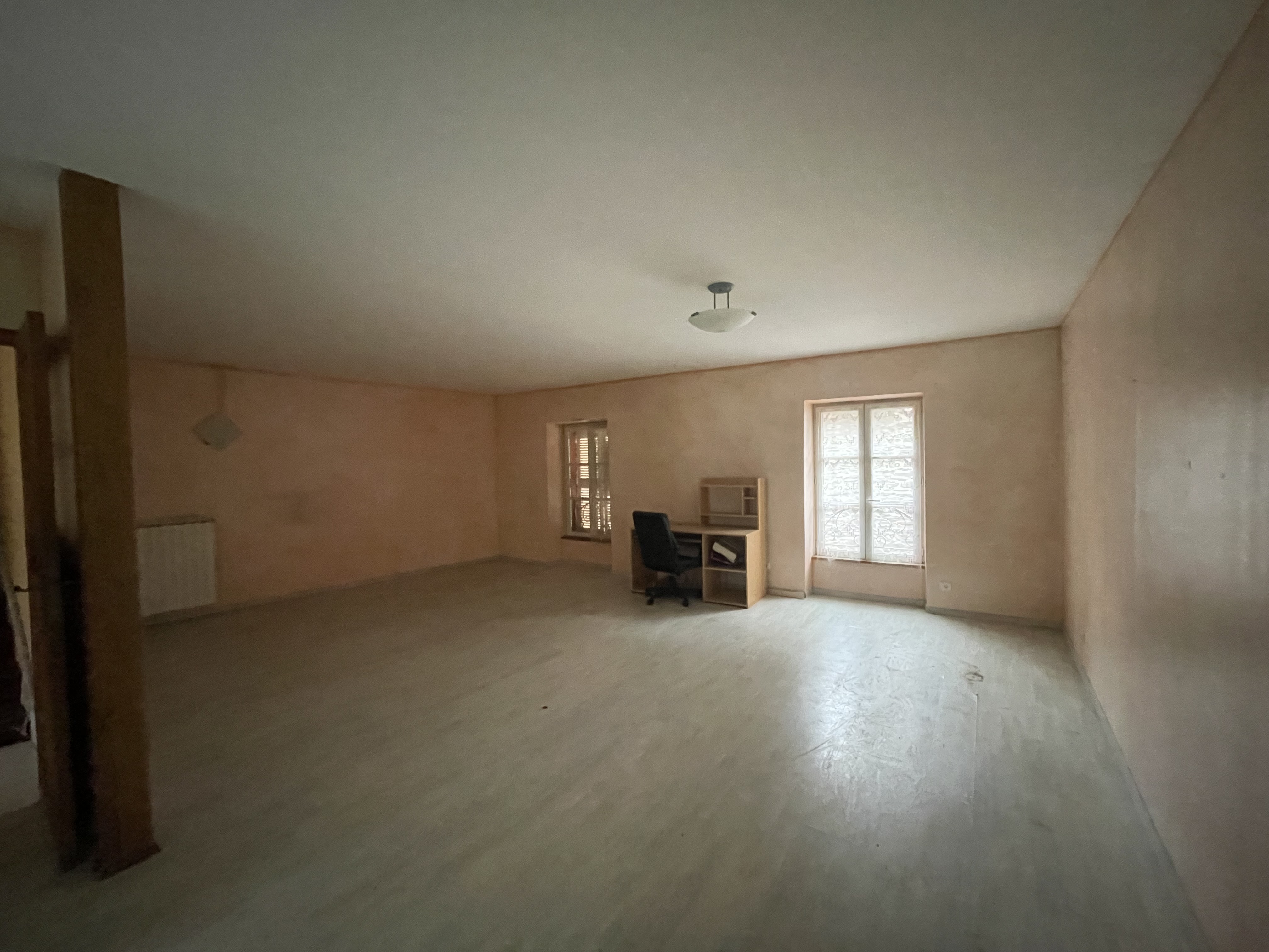 Dans un village classé LES PLUS BEAUX VILLAGES, boutique 55 m2 avec arrière cuisine et petite cours. La vitrine est grande et donne dans la rue principale.A l.étage appartement T4 _ 128 m2 comprenant une buanderie avec wc, cuisine aménagée et pièce à vivre, à l.étage 3 chambres avec salle de bain et wc et une mezzanine avec un coin chambre.