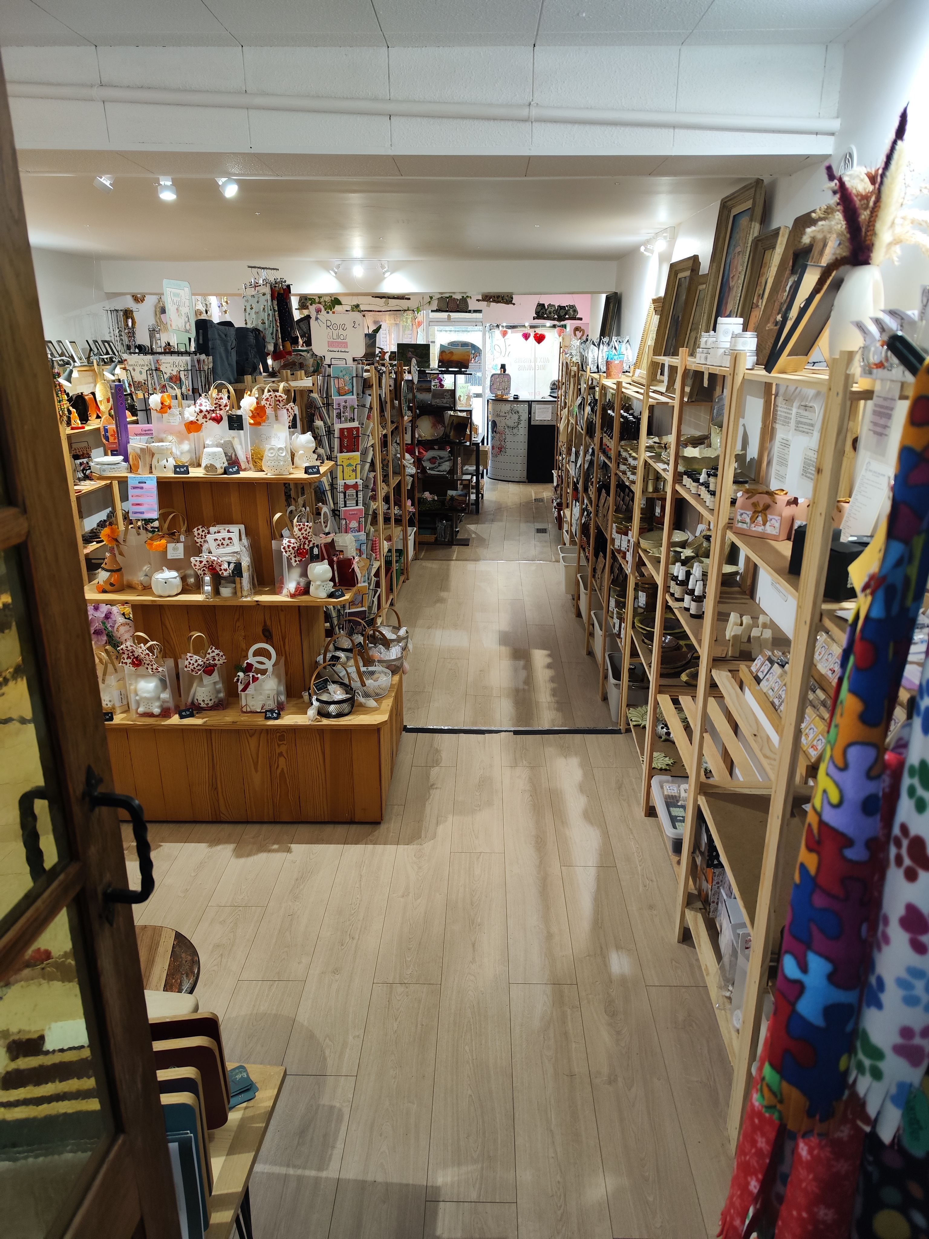 🌺 Boutique de fleurs & artisans créateurs 🌺
📍GERS ~  Miélan (32170) 
✨ Emplacement n°1 ~ AUCUNE CONCURRENCE✨

Après avoir fait évoluer la boutique exactement comme je le souhaitais — clientèle fidèle, réseaux sociaux très actifs et même une reconnaissance par le guide Petit Futé — il est temps pour moi de laisser place à de nouveaux projets ! 😉

✨ Présentation de l’activité :
Boutique chaleureuse et reconnue, un concept unique alliant :
🌸 Fleurs fraîches et plantes en pot
🎨 Environ 50 artisans créateurs en dépôt-vente (qui paie un loyer pour l'emplacement)
🧺 Une vingtaine de producteurs locaux (produits alimentaires)
🎣 Vente de cartes de pêche 
🧵 Présence d’une couturière une fois tous les 15 jours

~ La boutique bénéficie d’une clientèle fidèle composée principalement de particuliers de Miélan et des communes alentours.
~ Grâce au site internet, l’activité florale attire également une clientèle extérieure.
~ Environ 20 mairies font régulièrement confiance à la boutique pour les cérémonies et commémorations.

✨ Description du local :
* Surface d’environ 75 m²
* Bureau séparé pouvant servir :
-- d’espace boutique
-- de bureau administratif
-- ou d’atelier de fleuriste

~ Mobilier d’exposition récent (2021 à 2025), en très bon état
~ Logiciel de caisse inclus (ordinateur + tablette Surface)
~ Système de vidéosurveillance
~ Stock de consommables et stock fleuristerie inclus dans le prix

✨ Emplacement :
📌 Situation idéale, juste à côté de la pharmacie, en plein centre du village.

À proximité immédiate :
* Mairie
* boulangerie-pâtisserie
* boucherie
* cave à vin
* Petit Casino
* bureau de tabac / PMU
* 1 salon esthétique 
* 2 salons de coiffure
* 1 onglerie 
* Maison de santé à venir, mais 4 médecins déjà en activité ; 2 kinés 

➡️ Fort passage et excellente visibilité.

✨ Potentiel de développement
Idéal pour :
~ un(e) fleuriste souhaitant développer l’activité florale
~ une personne recherchant un concept clé en main
~ possibilité d’élargir les horaires d’ouverture pour augmenter le chiffre d’affaires

✨ Accompagnement :
✔️ Accompagnement possible les premiers temps :
* fonctionnement du dépôt-vente
* prise en main de la caisse
* organisation et gestion quotidienne

💰 Prix du fonds de commerce : 15 000 € 
🏩 Loyer mensuel : 400€