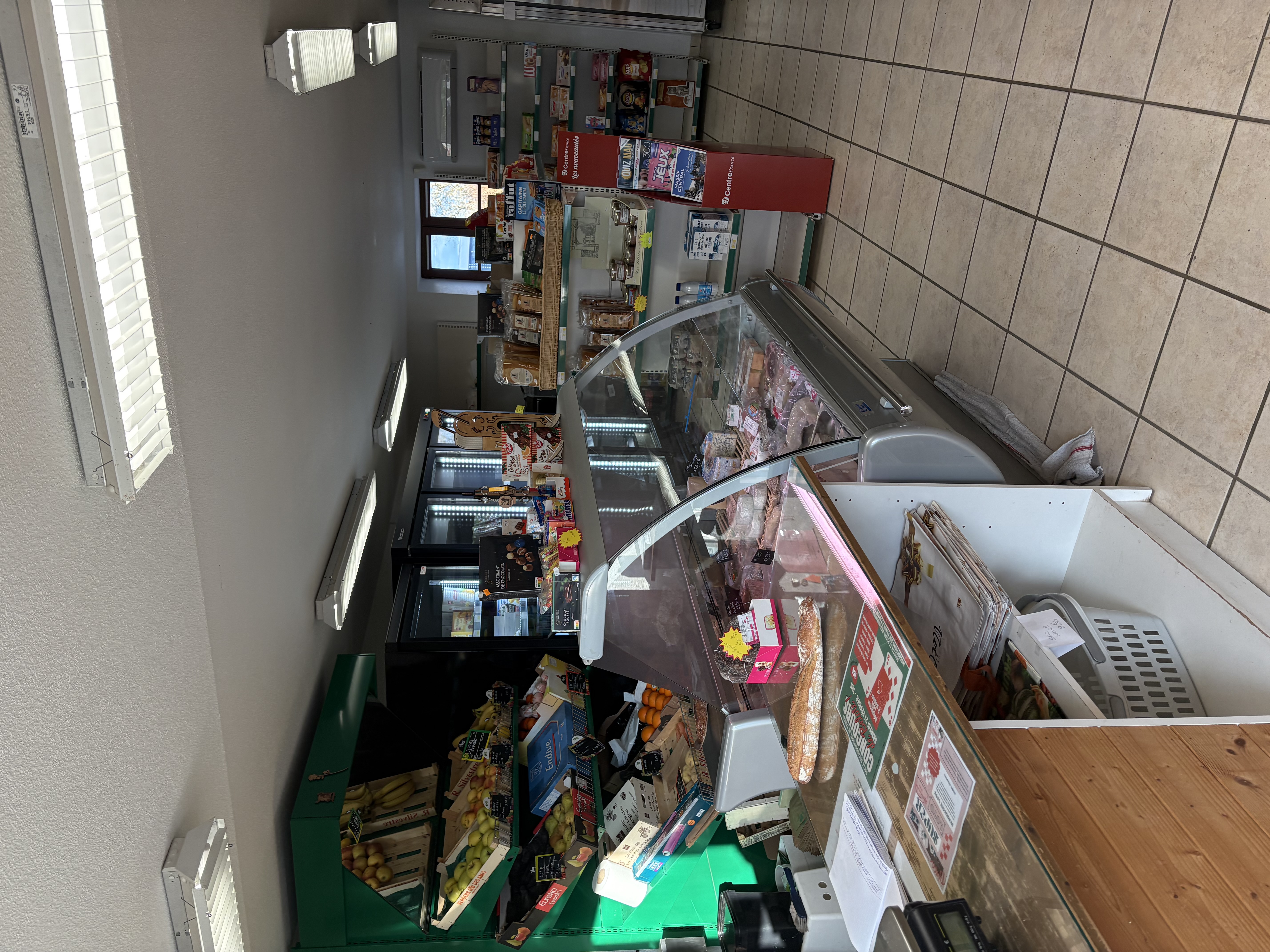 Petite commune de 260 habitants dans l’allier entre Montmarault et Saint Pourçain sur Sioule, cherche une personne pour gérer une épicerie, bar (licence IV), dépôt de pain et journaux.
Commerce de 93m2 en très bon état avec clim + réserve extérieure et terrasse, équipement complet avec matériel professionnel, à proximité de l’école et approvisionnement journalier pour la cantine scolaire.
Cet emploi peut convenir en complément de revenu ou complément de retraite, nous étudions toutes propositions.
Alors si vous avez la fibre commerciale, vous êtes invités à contacter la mairie de TARGET au 04.70.40.63.46 les après midi de 13h30 à 17h sauf le mercredi, ou bien par mail : communedetarget@orange.fr
Loyer de 100€ par mois