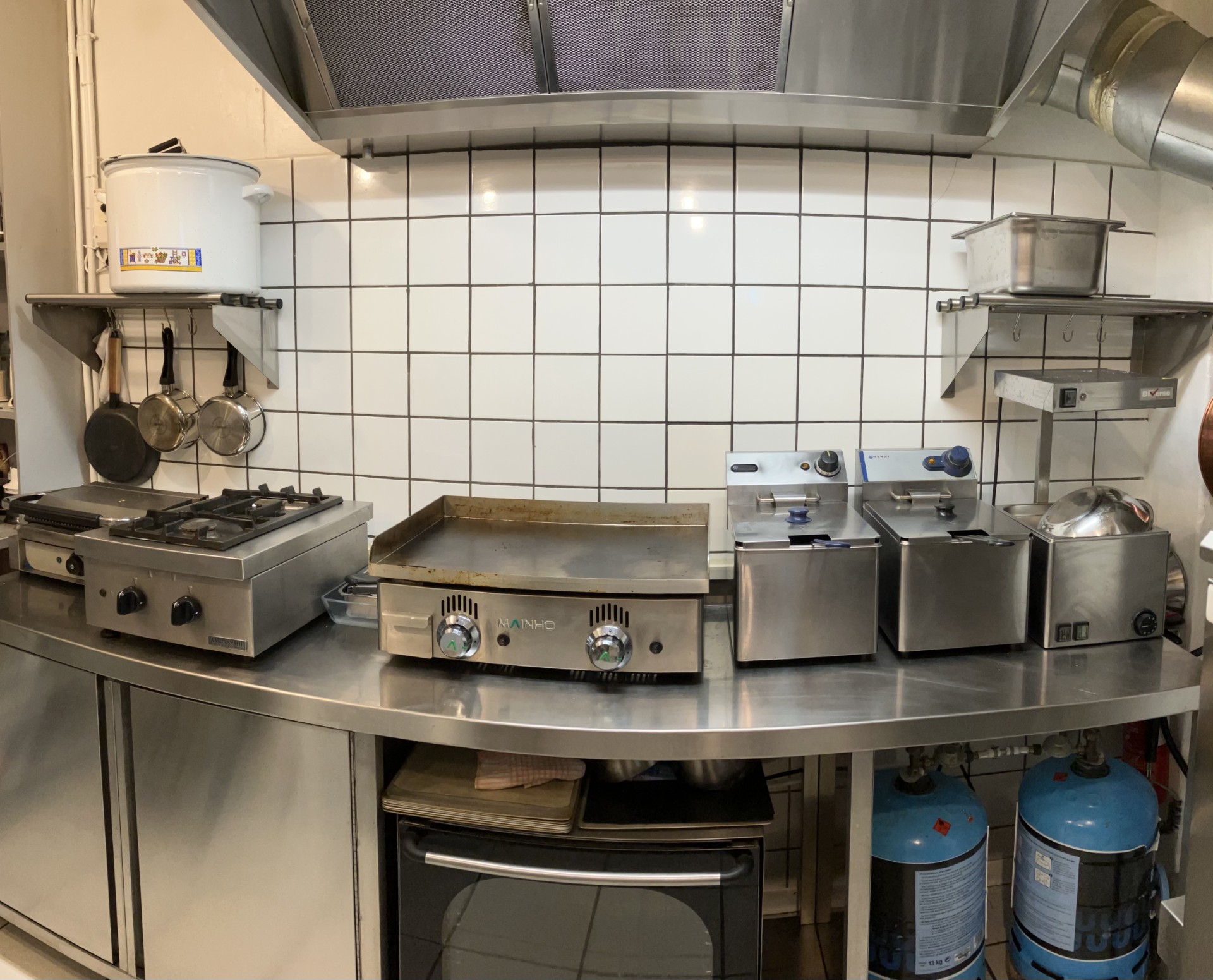 Idéal pour une première installation en couple ou en solo, ce snack traditionnel offre une véritable qualité de vie au cœur des Cévennes. 
Entre sécurité financière (très faible loyer) et reprise immédiate sans travaux, c'est une opportunité rare. 
Actuellement exploité en horaires réduits en raison d'un handicap (SEDh), le fonds dispose d'un fort potentiel de développement pour un repreneur souhaitant élargir l'activité.

📍 Emplacement stratégique & Dynamique
Cœur touristique (Grand’rue), flux constant : Chemin de Stevenson, Musée Maison Rouge, Train à vapeur. Village très animé : Festival Boulegan, Marchés nocturnes (devant le snack), Marché hebdo, Course de côte (Champ. de France), Salon des Métiers d’Art, concerts et expos.

Capacité et Espaces :
    Salle (24 m²) : 16 couverts.
    Terrasse : 10 à 12 couverts (protégée par bacs végétalisés).
    Technique : Cuisine (10 m²), arrière-cuisine (3 m²), sanitaires (à rénover) et grande réserve (25 m²).

Équipement Professionnel complet :
L’ensemble du matériel de cuisson est professionnel et entretenu.
    Inclus : Tables inox sur mesure, plaque à panini, réchaud 2 feux, plaque à snacker, 2 friteuses (10L), lave-vaisselle, hotte pro (variateur neuf 2026), 4 congélateurs et réfrigérateurs.
    Mobilier de salle et terrasse complet, vaisselle et stock d’emballage inclus.

Exploitation et Potentiel :
Commerce exploité sainement depuis 6 ans. En raison d'un handicap reconnu (RQTH pour un Syndrome d'Ehlers-Danlos hypermobile - SEDh), l'activité est volontairement limitée à 6 midis par semaine (44 semaines/an).
Le chiffre d'affaires actuel ne reflète que cette exploitation restreinte : il existe une marge de progression majeure sur les soirées, les week-ends, et la saison estivale.

📈 Avantages fiscaux (Zone ZFRR+) :
Le commerce est situé en zone ZFRR+, ouvrant droit pour le repreneur à une exonération totale d'impôt sur les bénéfices pendant 5 ans, ainsi qu'à une exonération de charges patronales pour l'embauche de salariés.

Conditions financières :
    Loyer mensuel : 376 € (Taxe ordures ménagères : 53 € / an).
    Prix de vente : 32 000 € (négociable raisonnablement).
    Cession par acte notarié (honoraires à la charge du vendeur).
    Accompagnement possible pour la passation.
⚠️ Le matériel lié à l'activité de conserverie et biscuiterie n’est pas inclus.