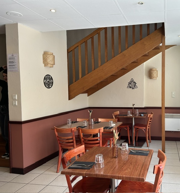 Fond de commerce crêperie à vendre, située dans le centre ville, pas de concurrence.
La crêperie est composée d'un RDC de 20 couverts, d'une cuisine ouverte (2 à 3 billigs), wc, d'une arrière cuisine avec un coin plonge et une cave. A l'étage, une deuxième salle (15 couverts max) et l'accès au logement de fonction de 60m2 comprenant une cuisine, un salon, deux chambres, une salle de bain et wc. 
Possibilité d'installer une petite terrasse.
Beau potentiel, idéal pour un couple. C'est actuellement la seule crêperie de la ville. Elle est à vendre car, je ne peux la gérer seule.